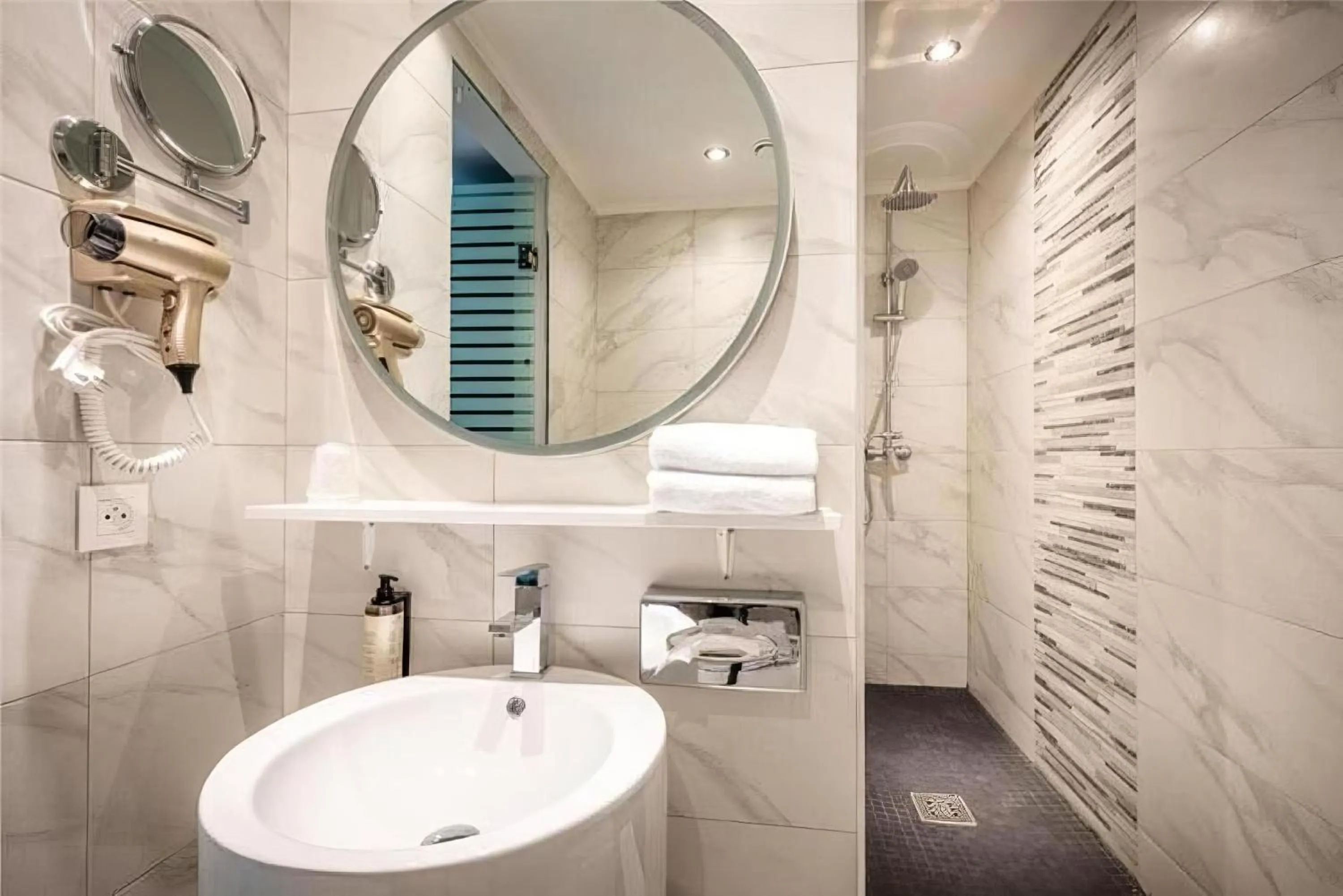 Property building in Hotel Jamingo