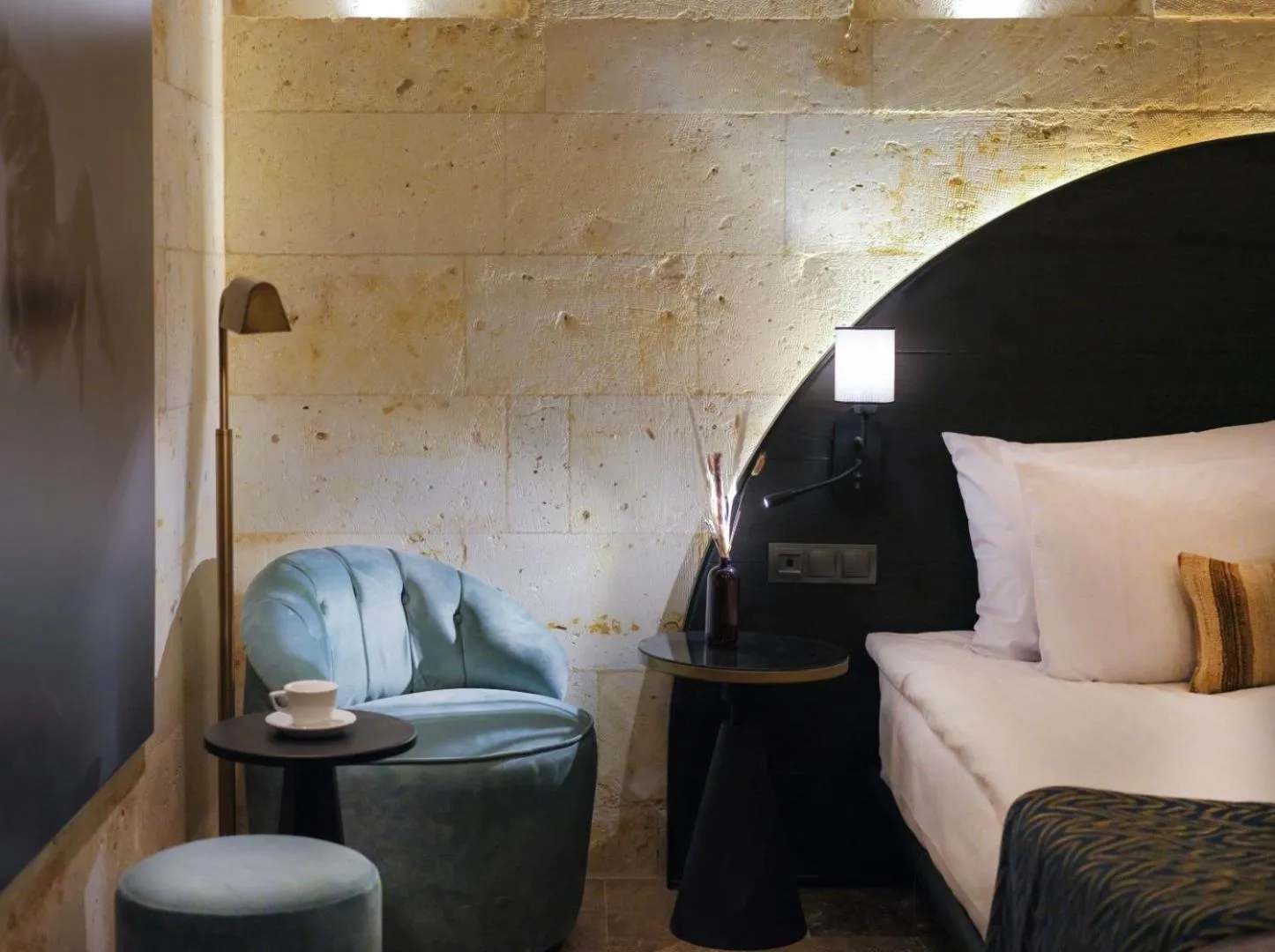 Seating area, Bed in Very Peri Cappadocia - The Lifestyle Luxury Design Hotel