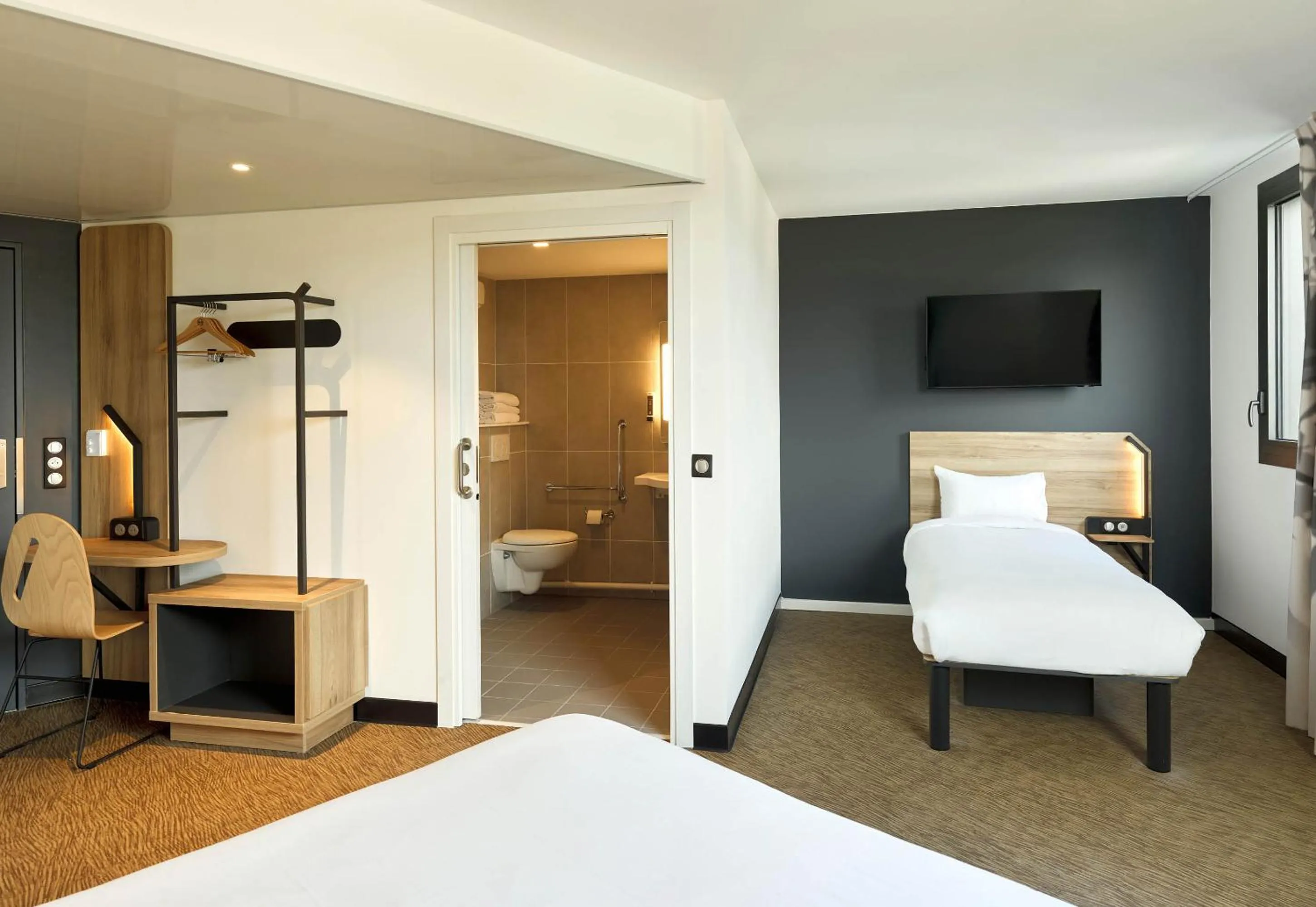 Bedroom, Bed in B&B HOTEL Paris Clichy-sous-Bois 3 étoiles