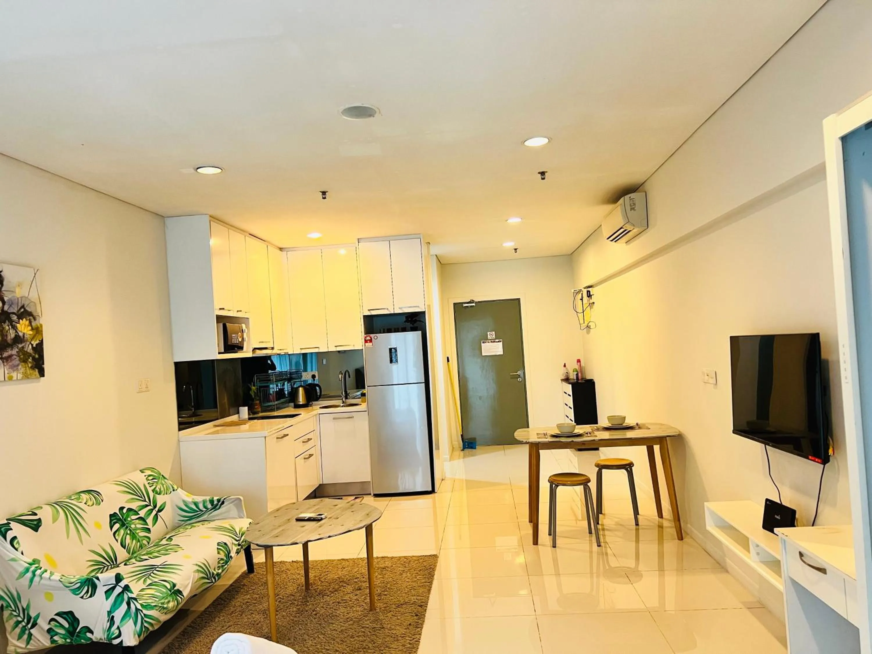 Communal lounge/ TV room in Mercu Summer Suites KLCC By Sweet Home