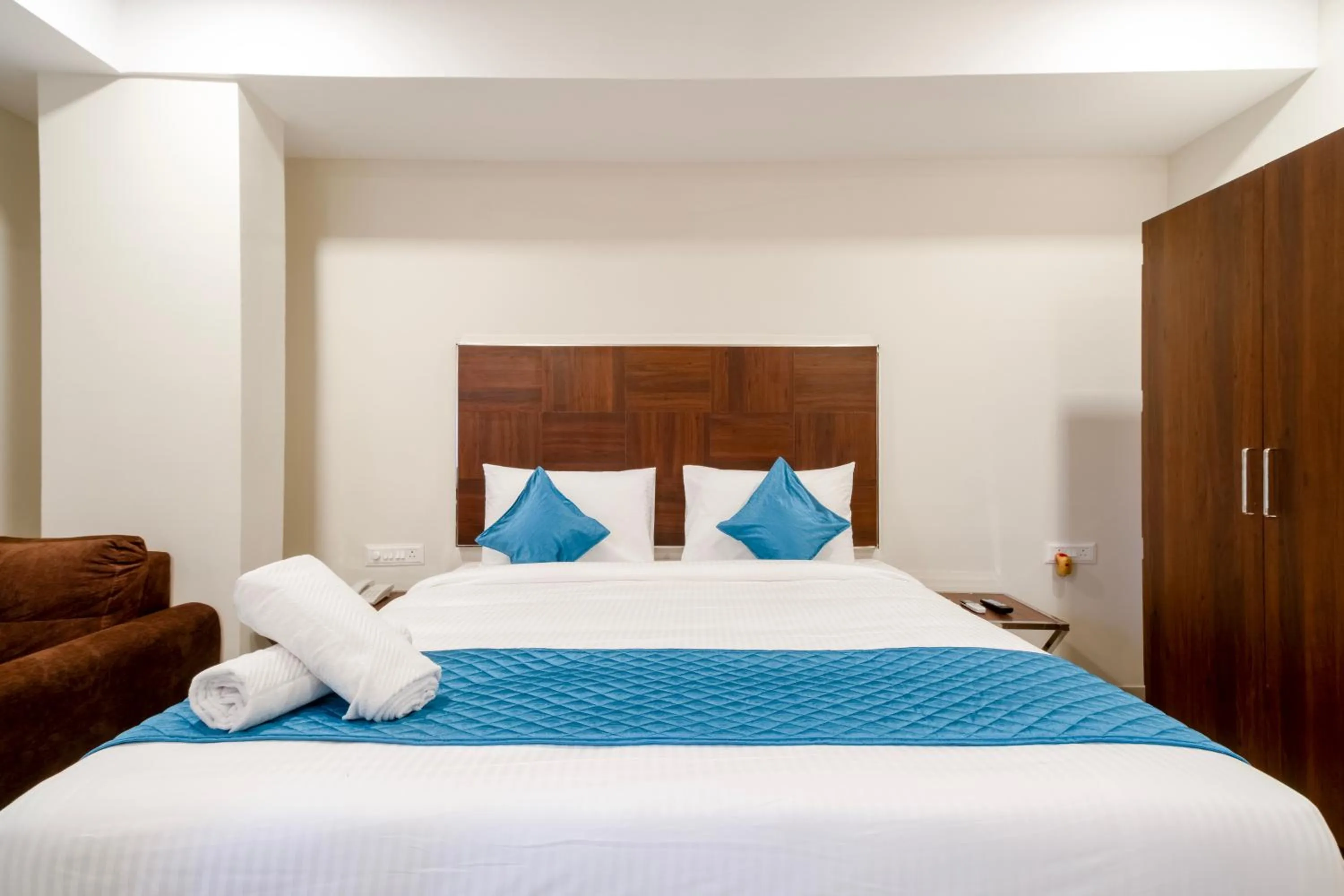 Bed in Monday Hotels Swarnas The Capital