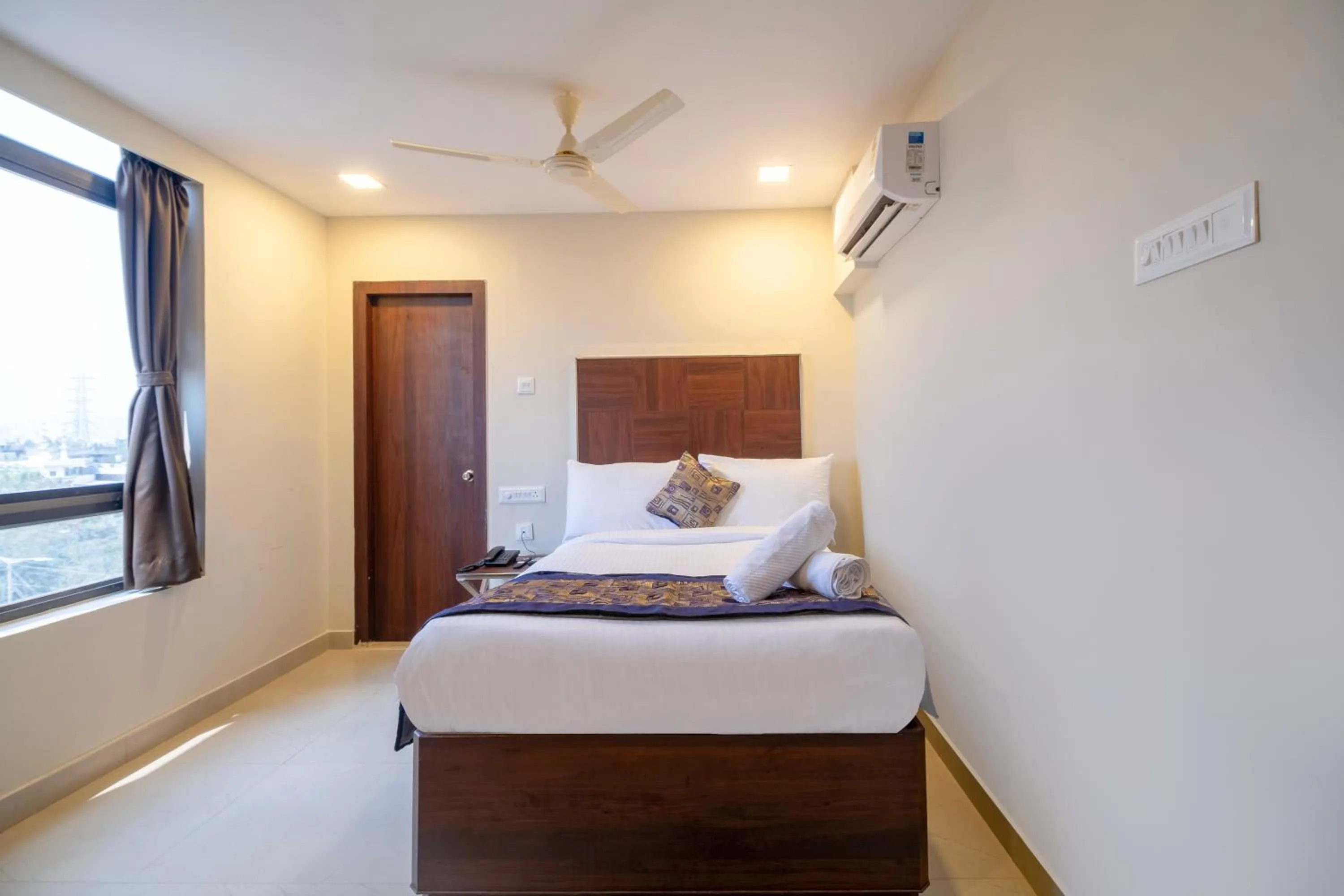 Bed in Monday Hotels Swarnas The Capital