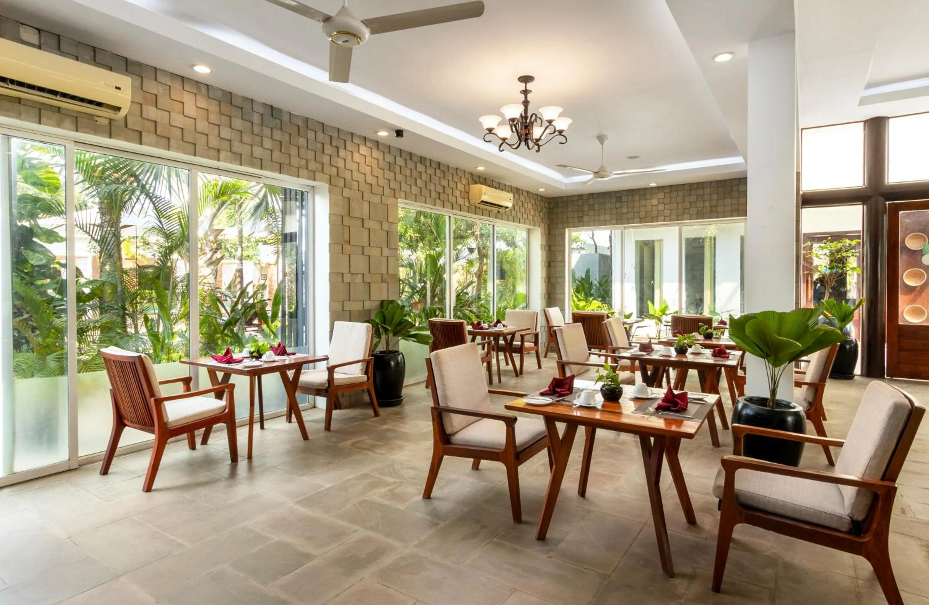 Restaurant/places to eat in Le Mayansa Resort