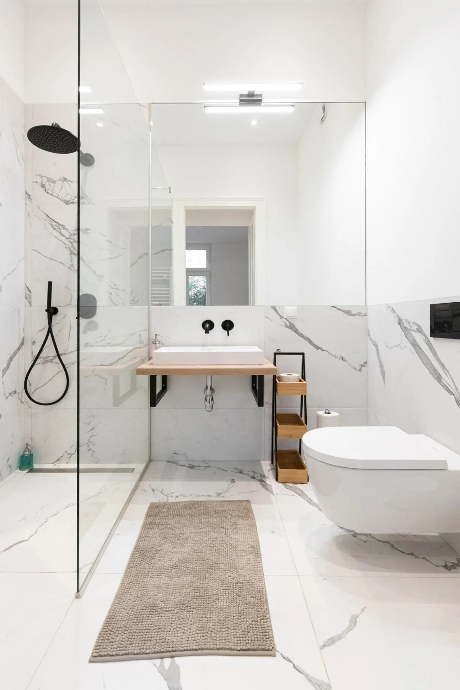 Shower in Urban Vienna Living - 18th District