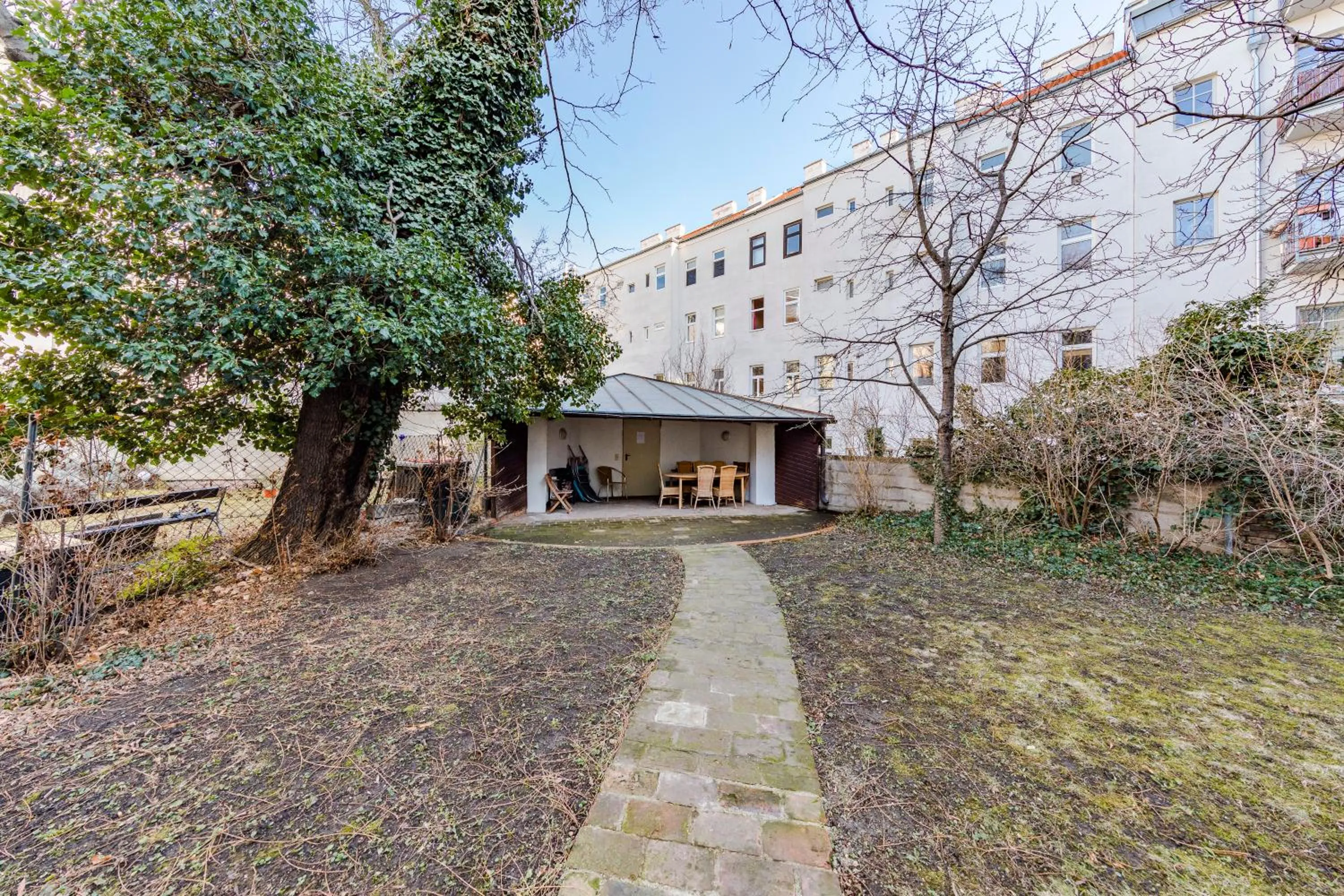 Garden view in Urban Vienna Living - 18th District