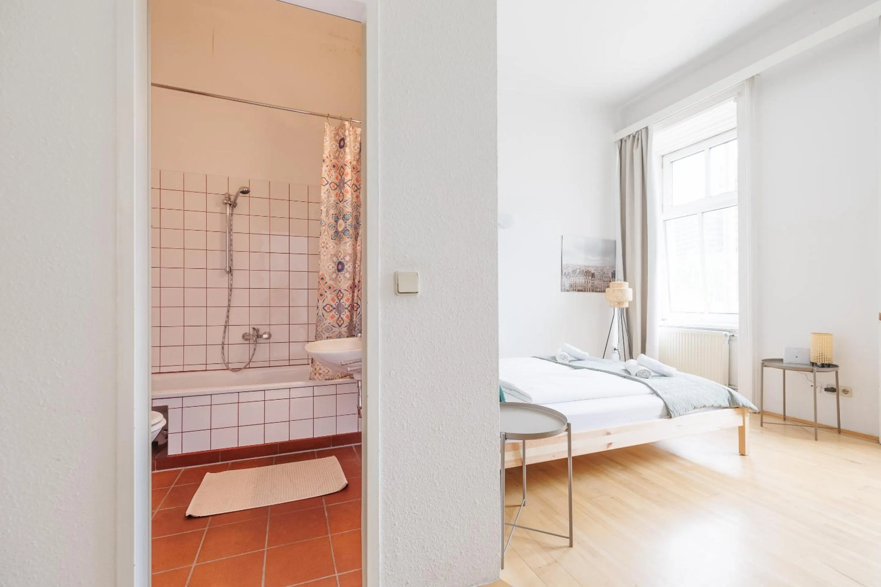 Bathroom, Bed in Urban Vienna Living - 18th District
