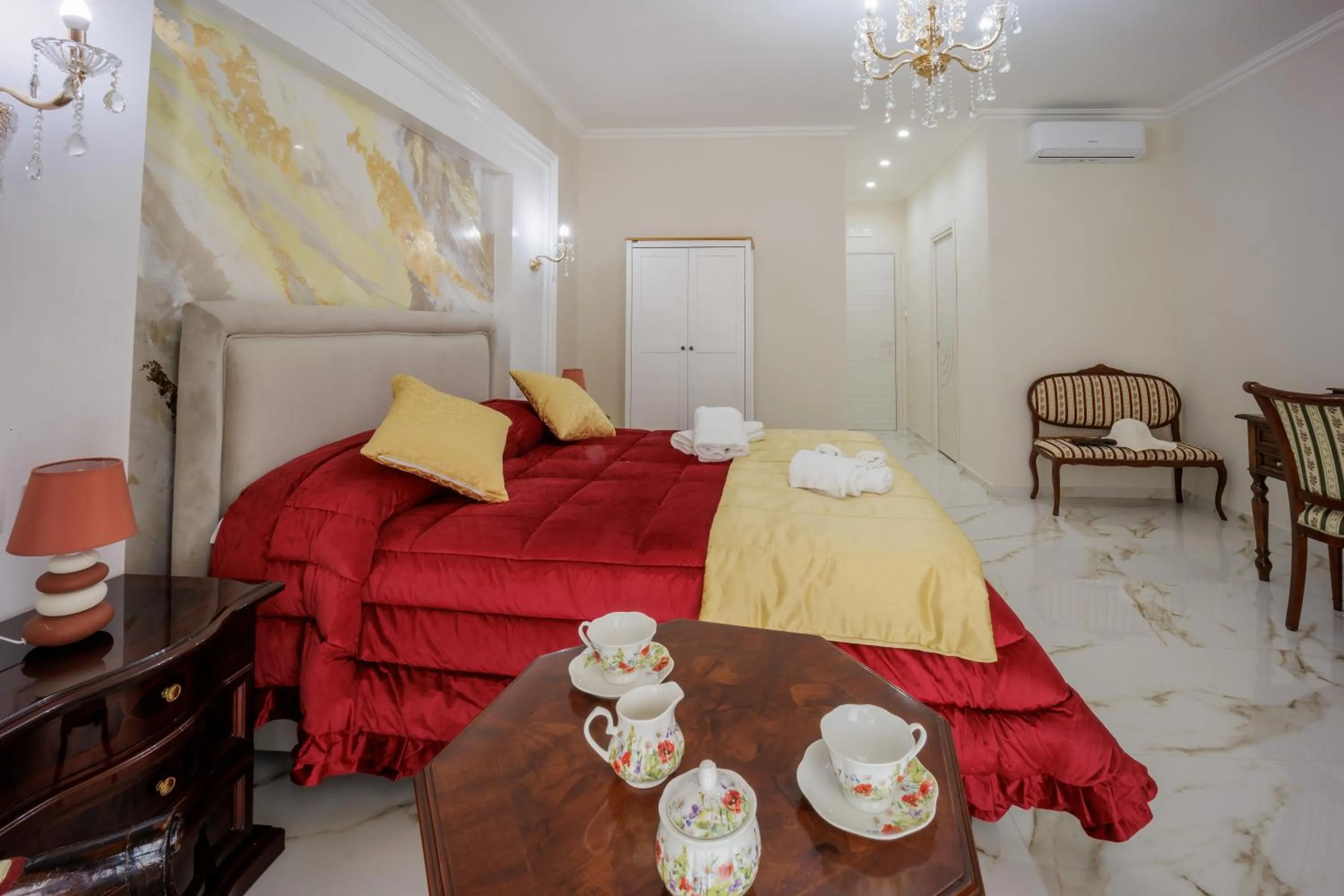 Photo of the whole room, Bed in REDDIMUS Guest House