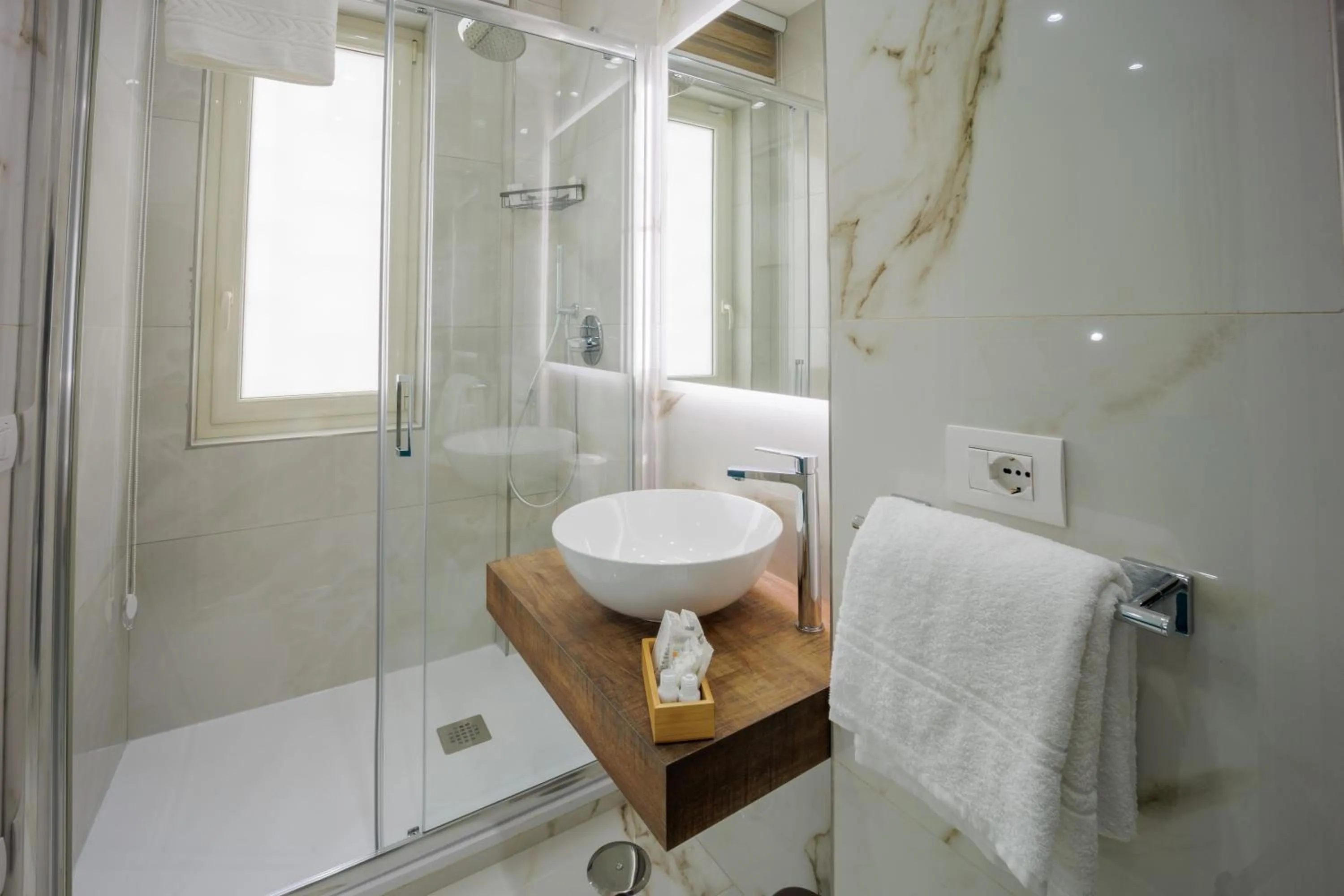 Shower in REDDIMUS Guest House