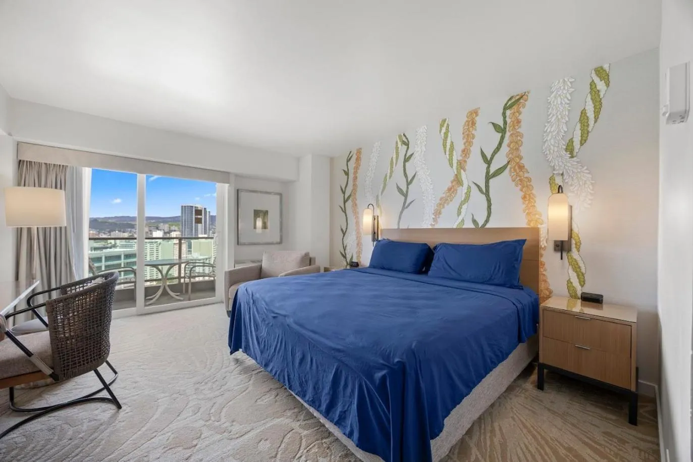 Luxury Ala Moana Resort 25th floor with balcony