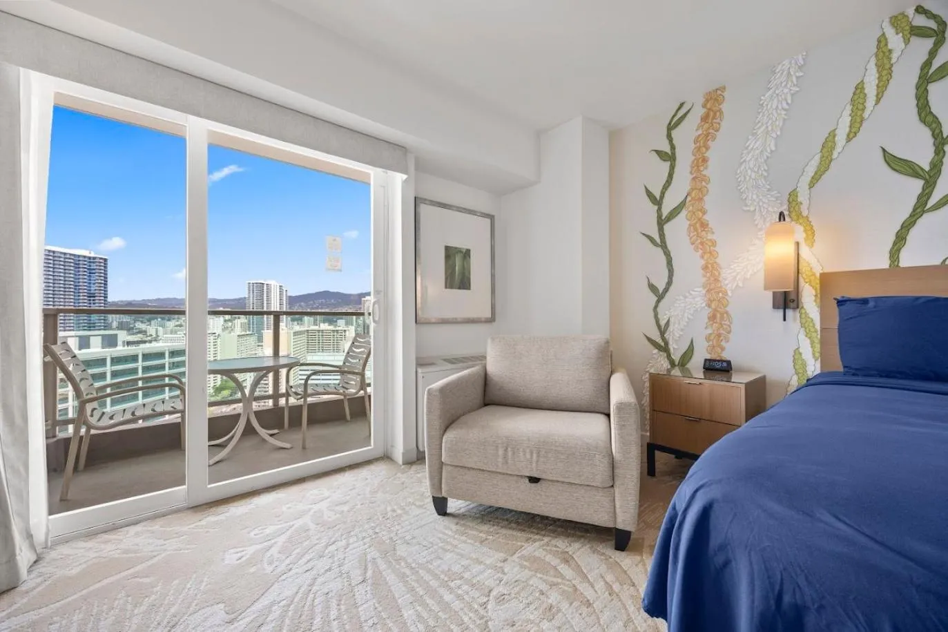 Luxury Ala Moana Resort 25th floor with balcony