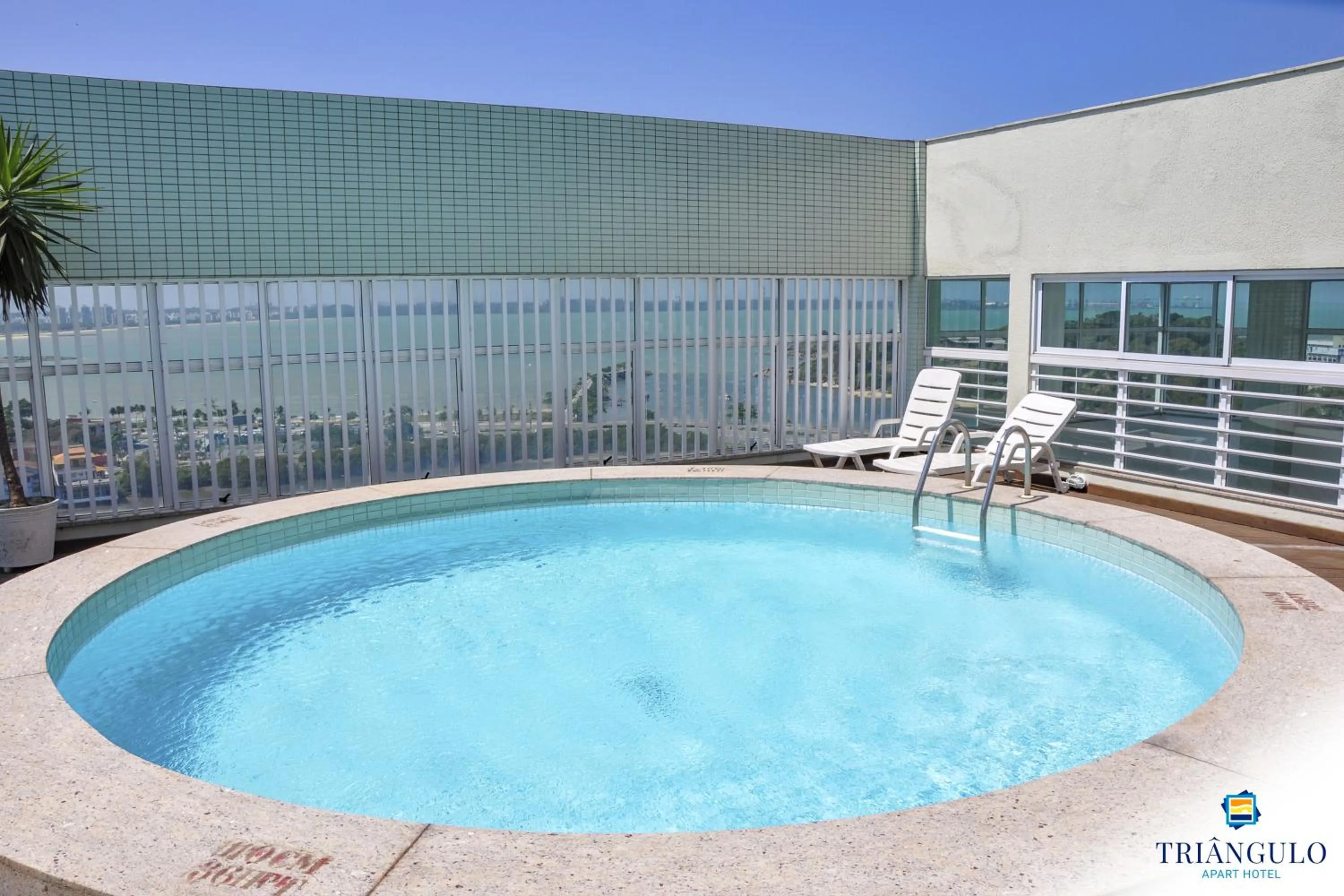 Swimming pool in Triângulo Apart Hotel