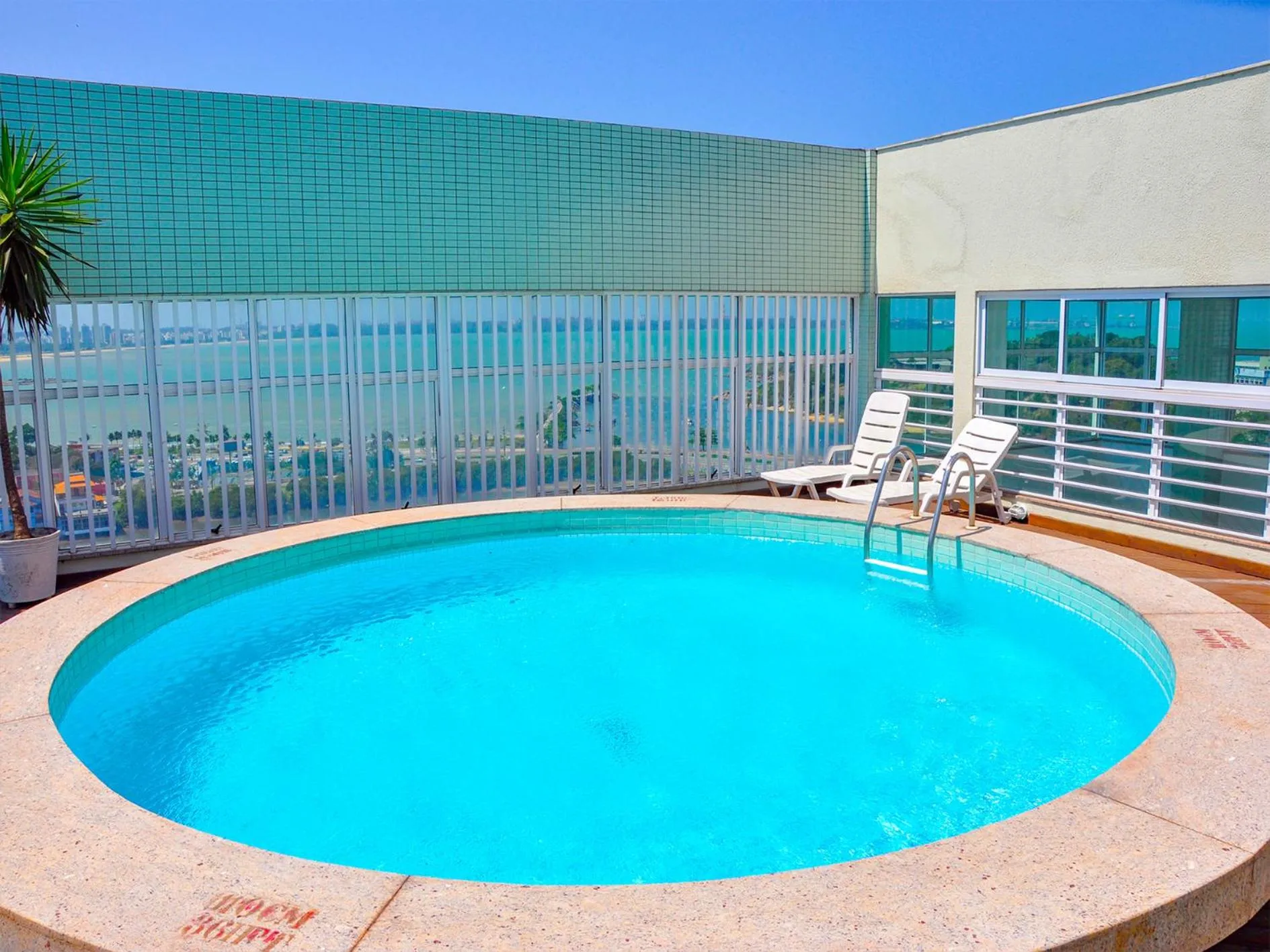 Swimming pool in Triângulo Apart Hotel