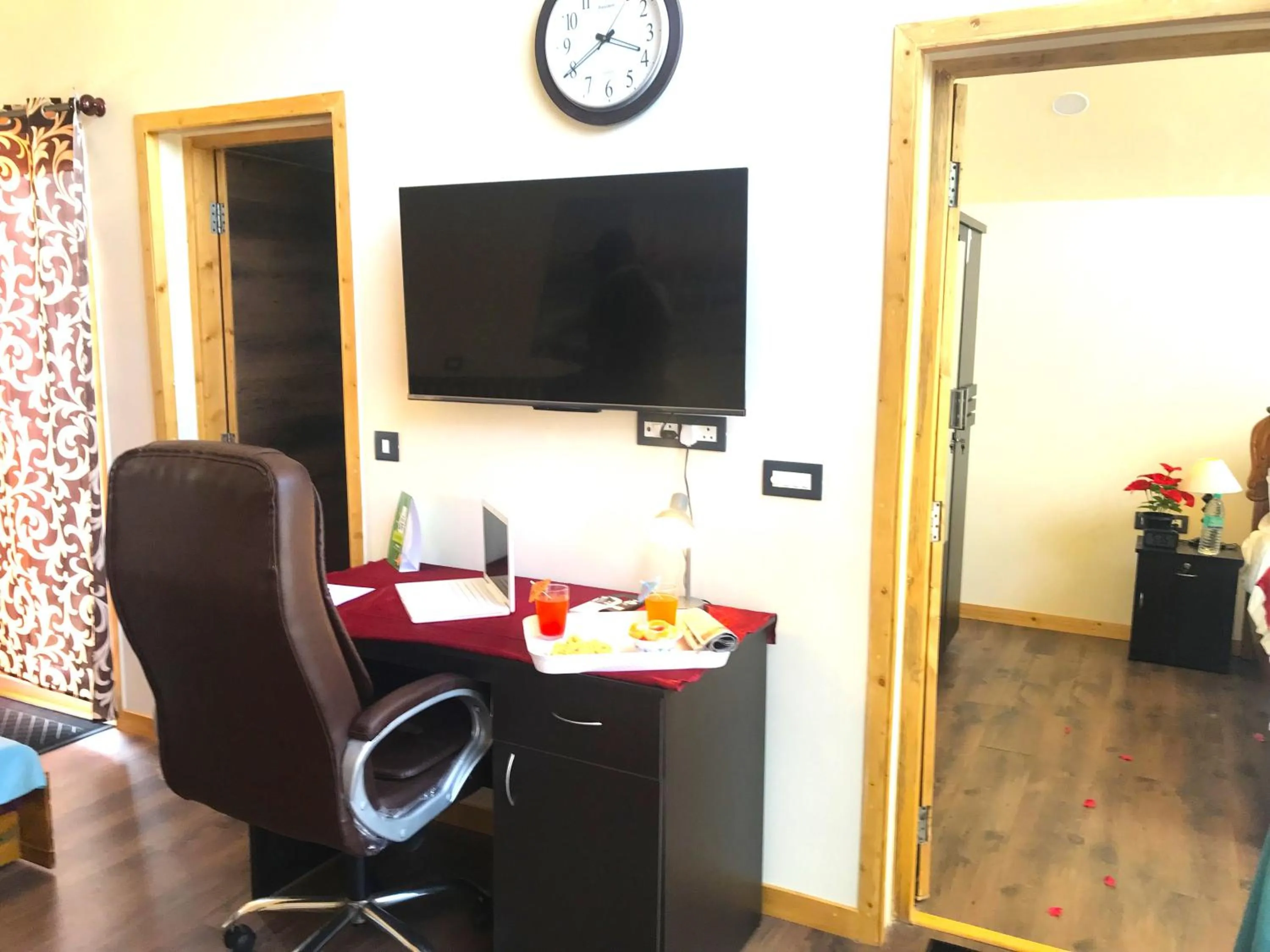 TV and multimedia in Chan Beach Resort & Hotel