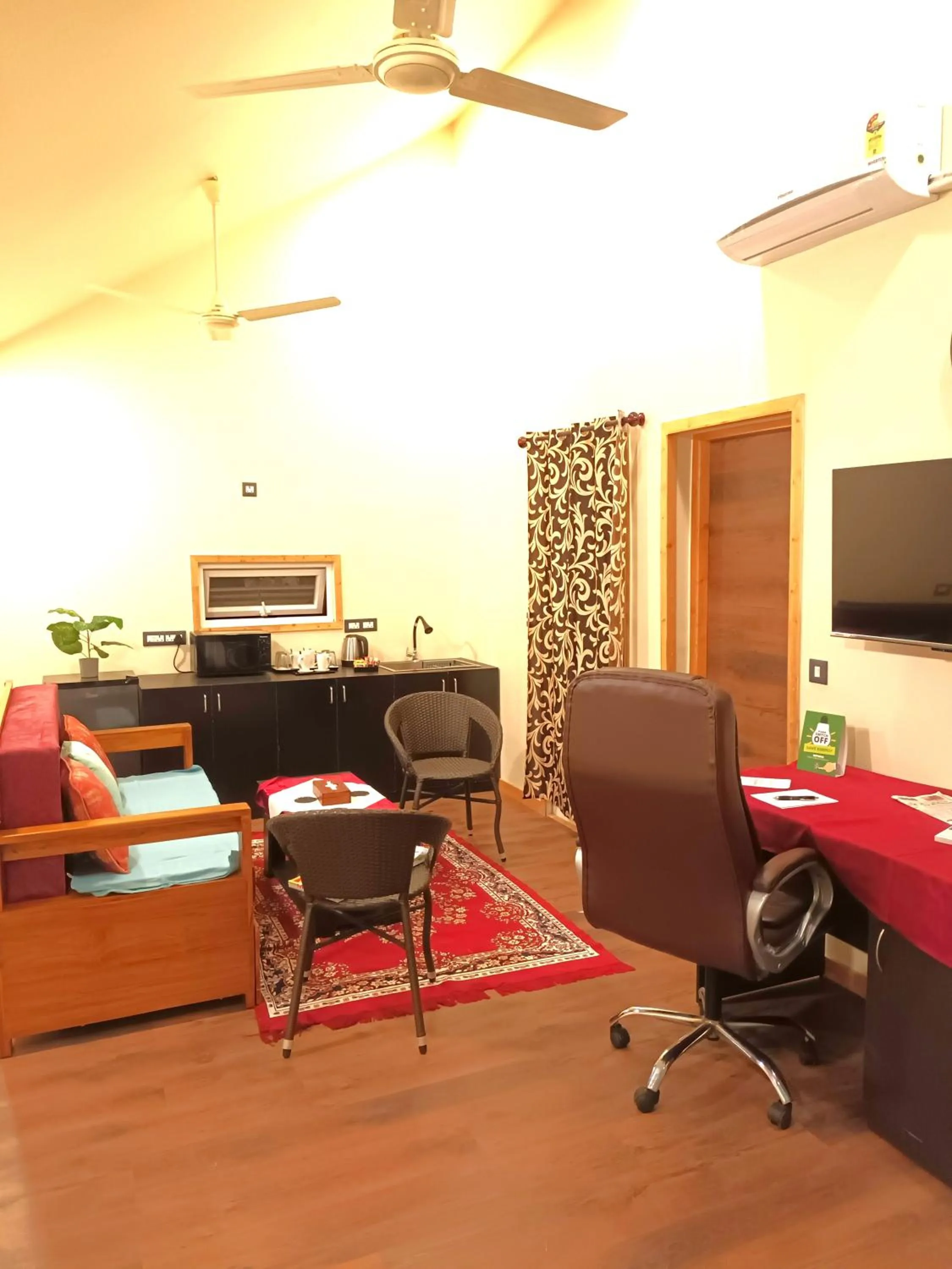 TV and multimedia in Chan Beach Resort & Hotel