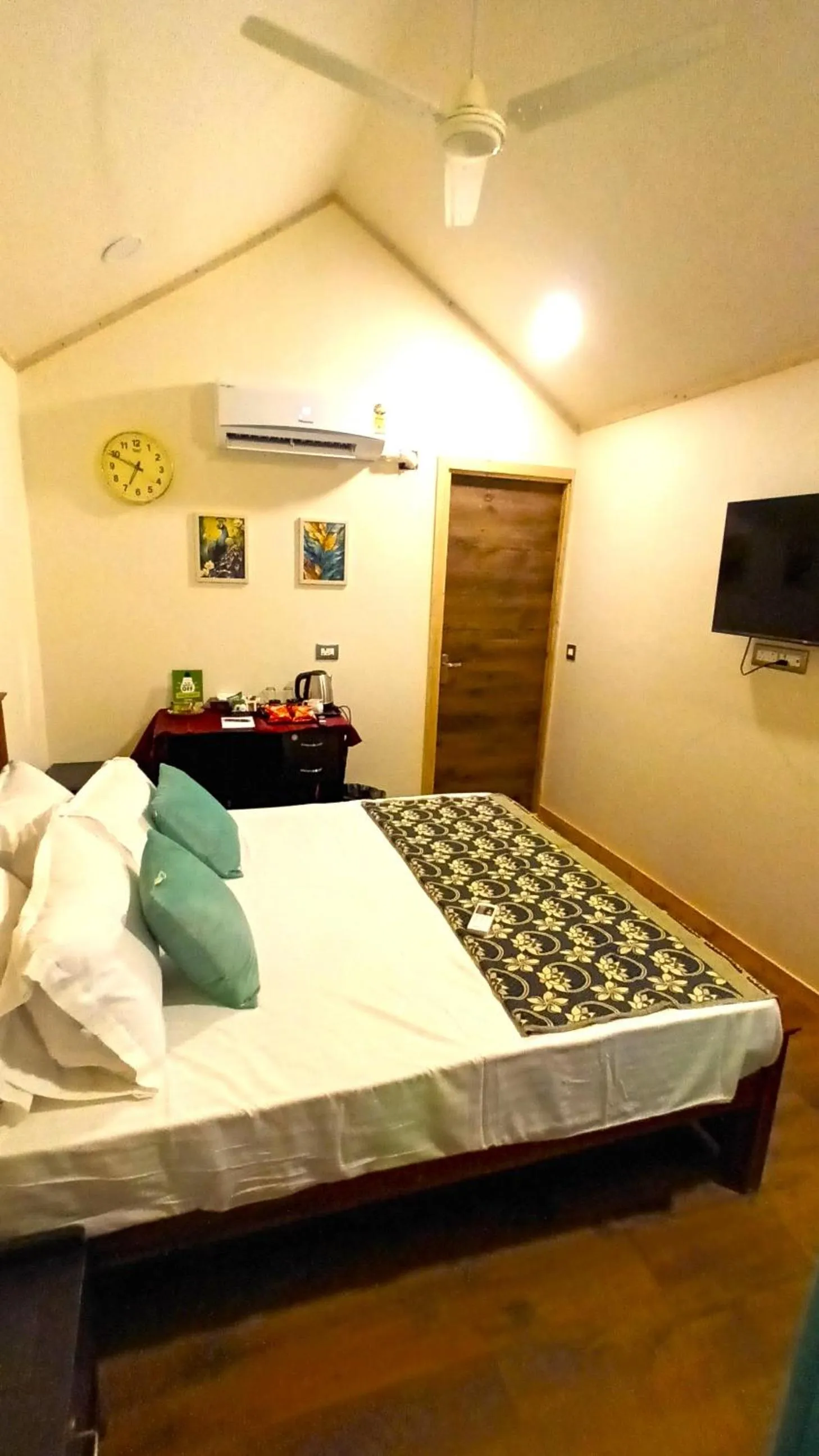 TV and multimedia in Chan Beach Resort & Hotel