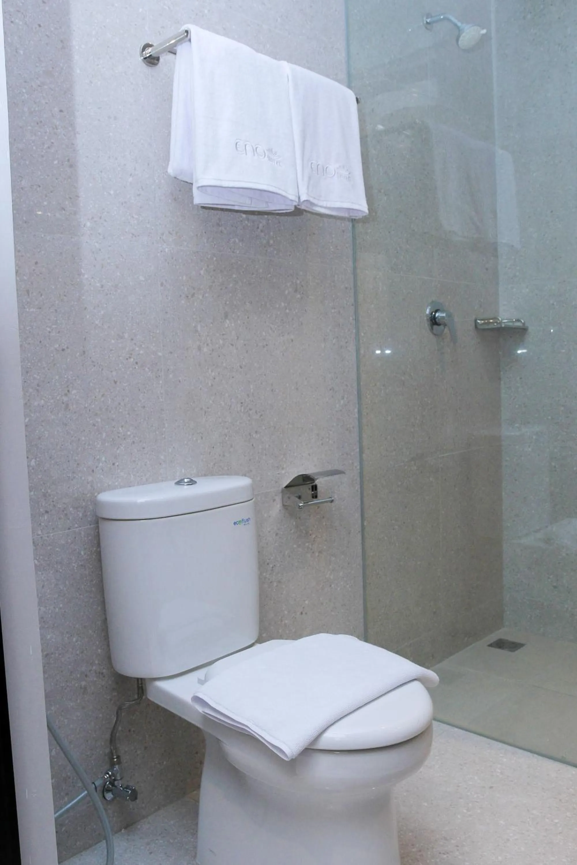Shower in Eno Front One Hotel Semarang