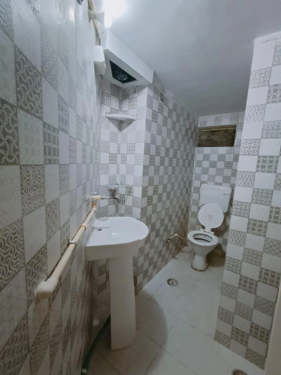 Shower in Homestay Urmil Basant