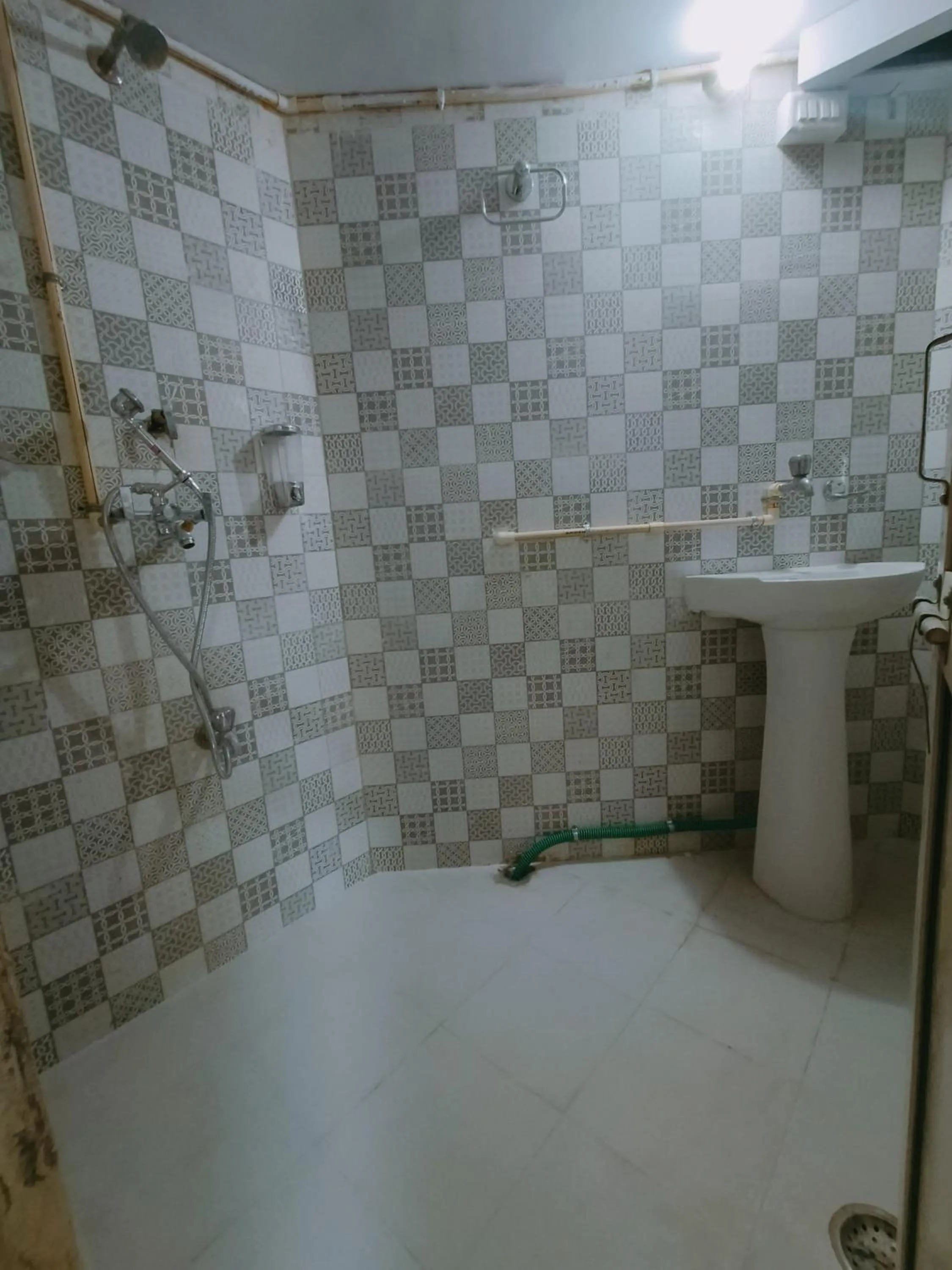 Shower in Homestay Urmil Basant