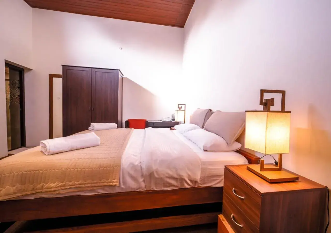 Photo of the whole room, Bed in Lauriston Ooty Town Heritage Bungalow by VOYE HOMES Photo of the whole room, Bed in Lauriston Ooty Town Heritage Bungalow by VOYE HOMES