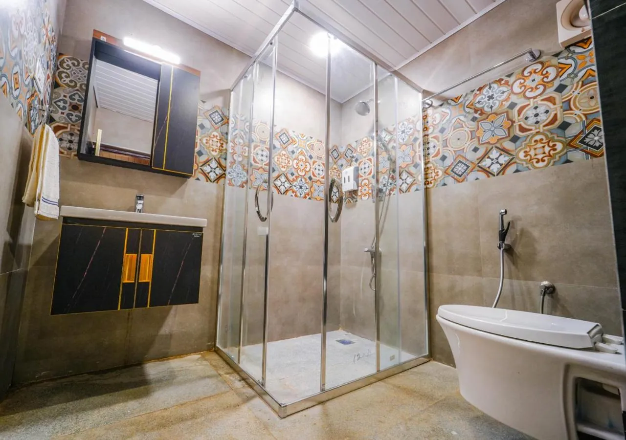 Bathroom in Lauriston Ooty Town Heritage Bungalow by VOYE HOMES