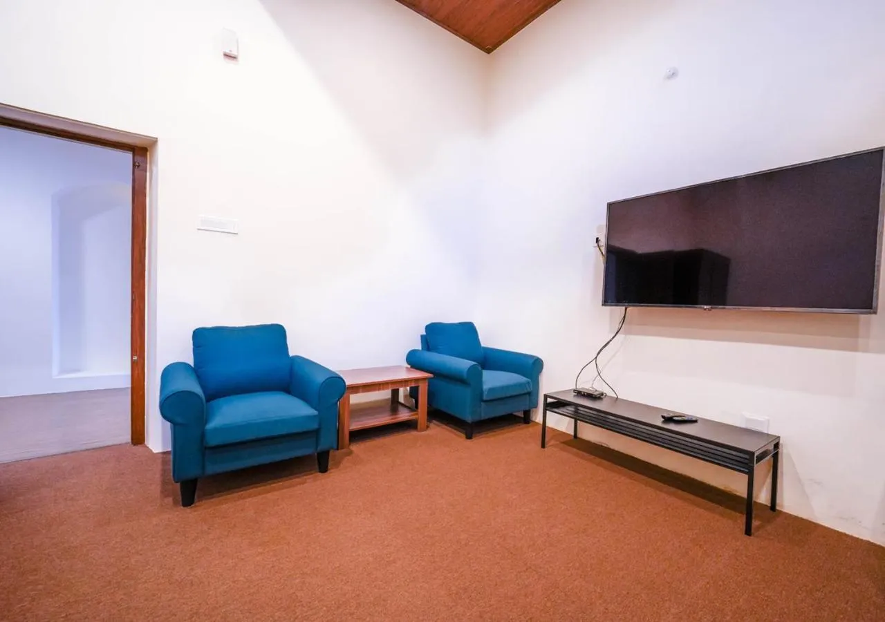 Communal lounge/ TV room in Lauriston Ooty Town Heritage Bungalow by VOYE HOMES