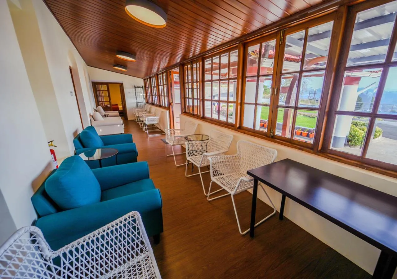 Living room in Lauriston Ooty Town Heritage Bungalow by VOYE HOMES