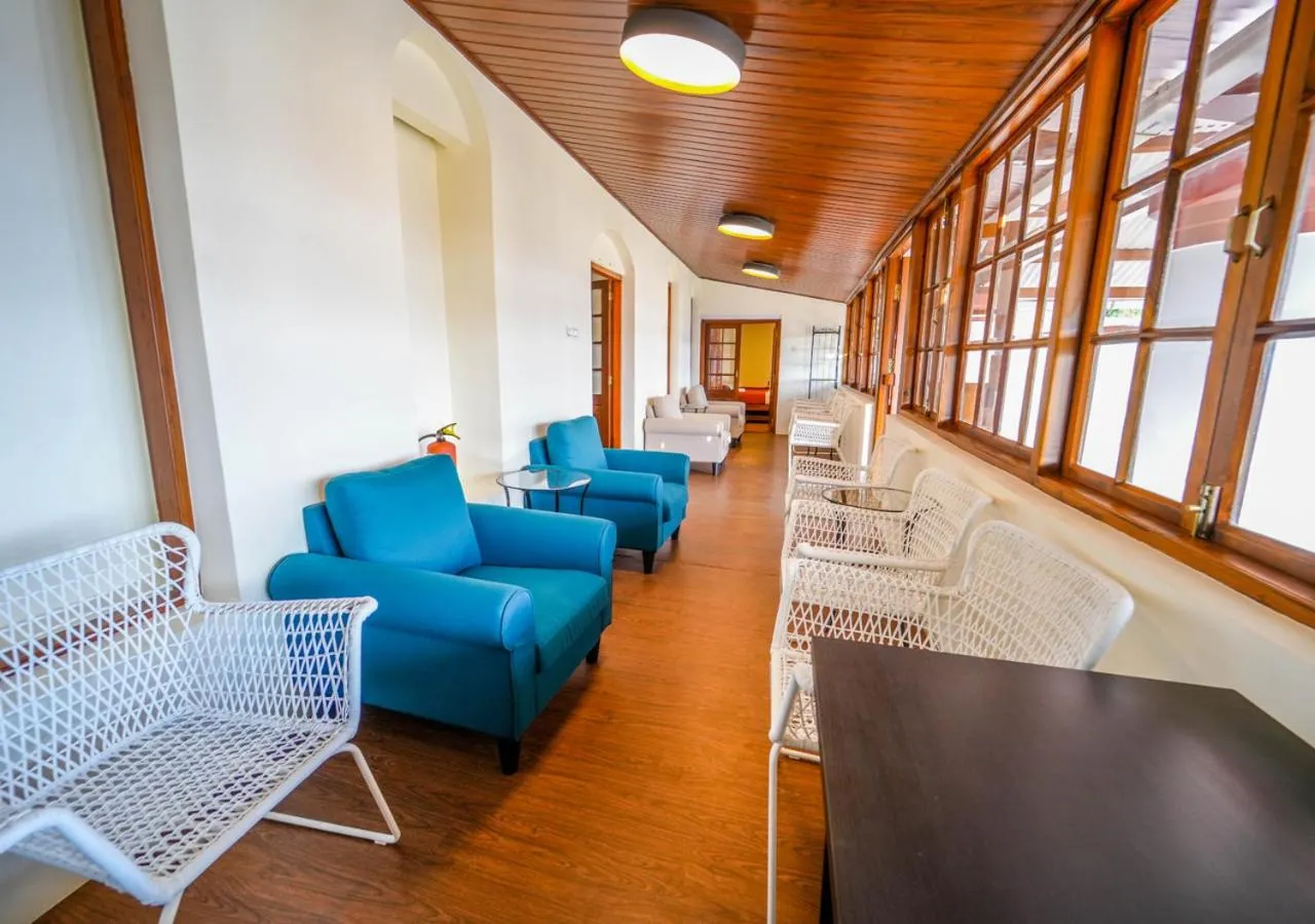 Living room in Lauriston Ooty Town Heritage Bungalow by VOYE HOMES