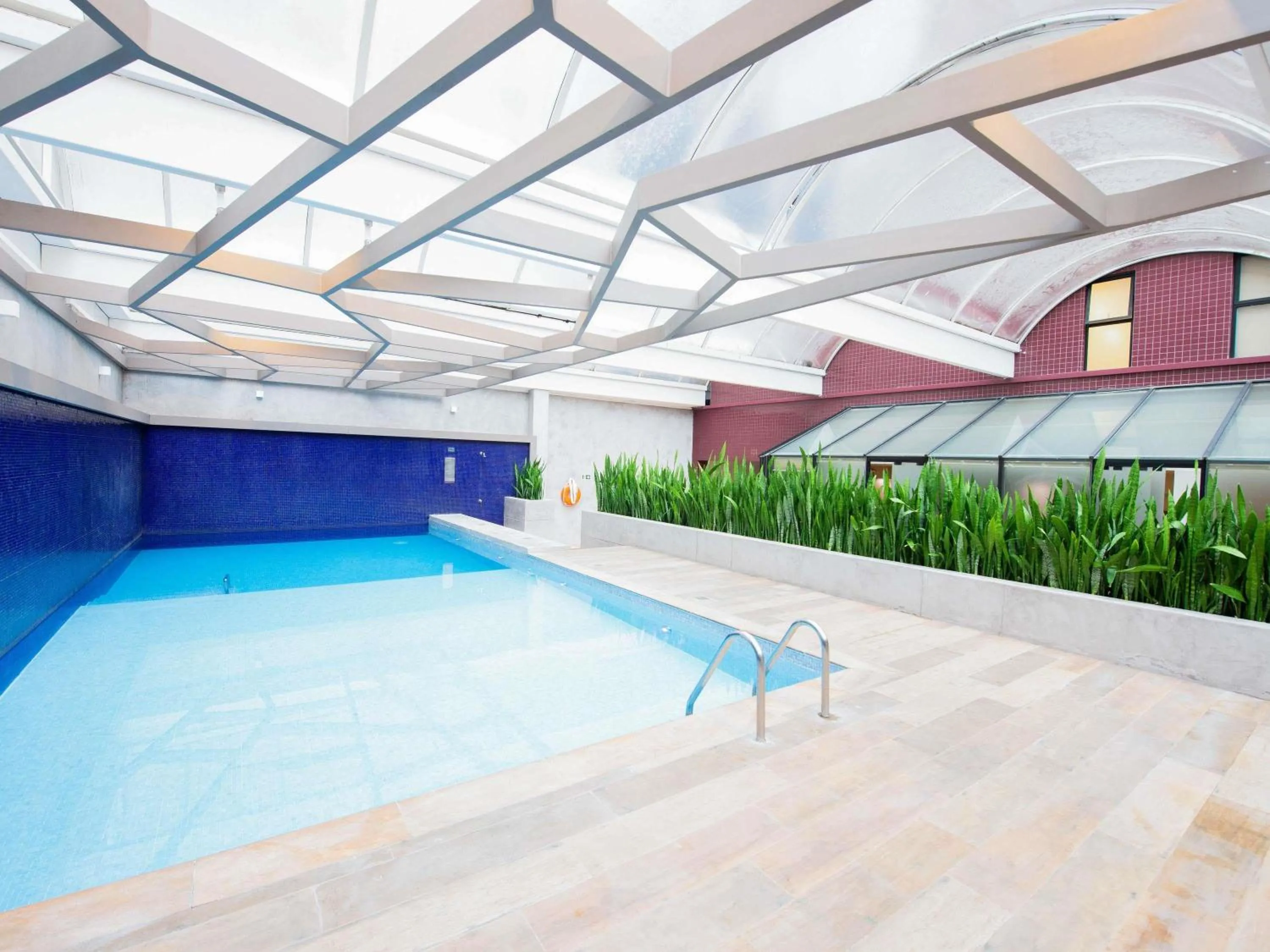 Pool view in Mercure Curitiba Batel