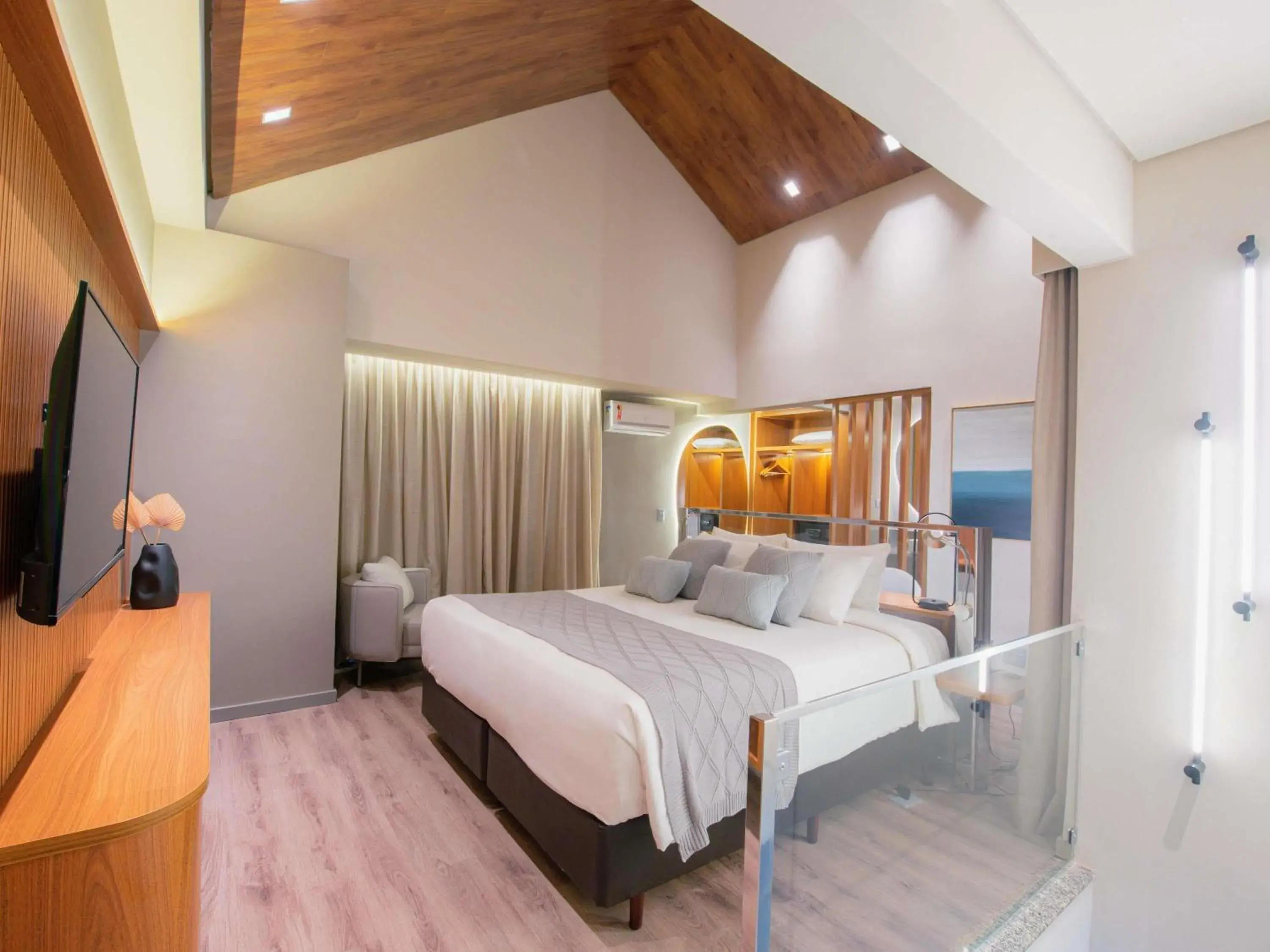 Superior King Suite with One King and Two Twin or Two King Beds in Mercure Curitiba Batel Superior King Suite with One King and Two Twin or Two King Beds in Mercure Curitiba Batel