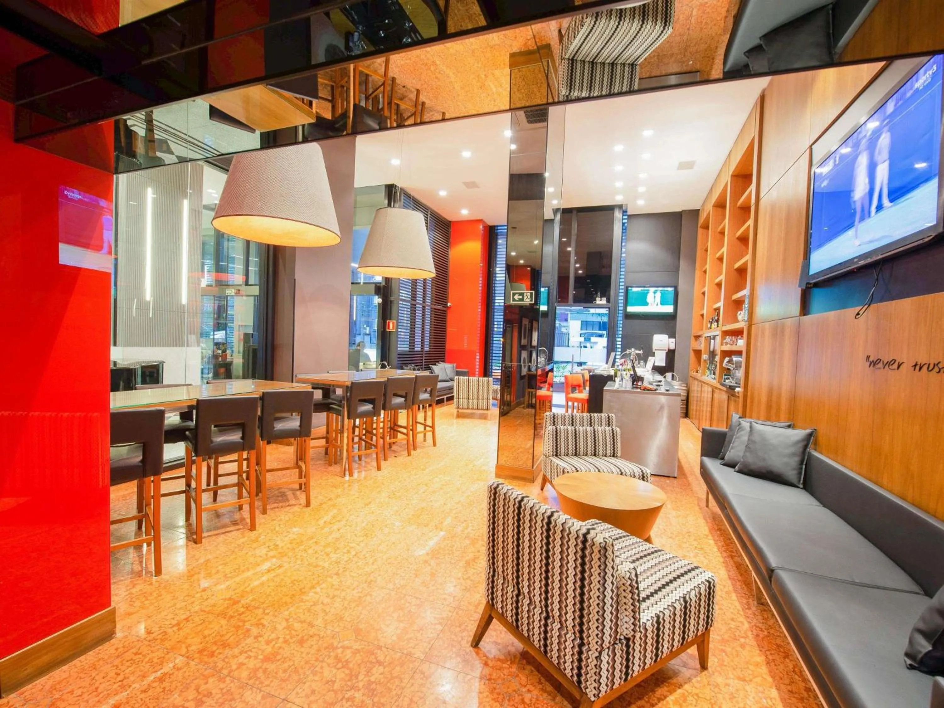 Lounge or bar in Mercure Curitiba Batel