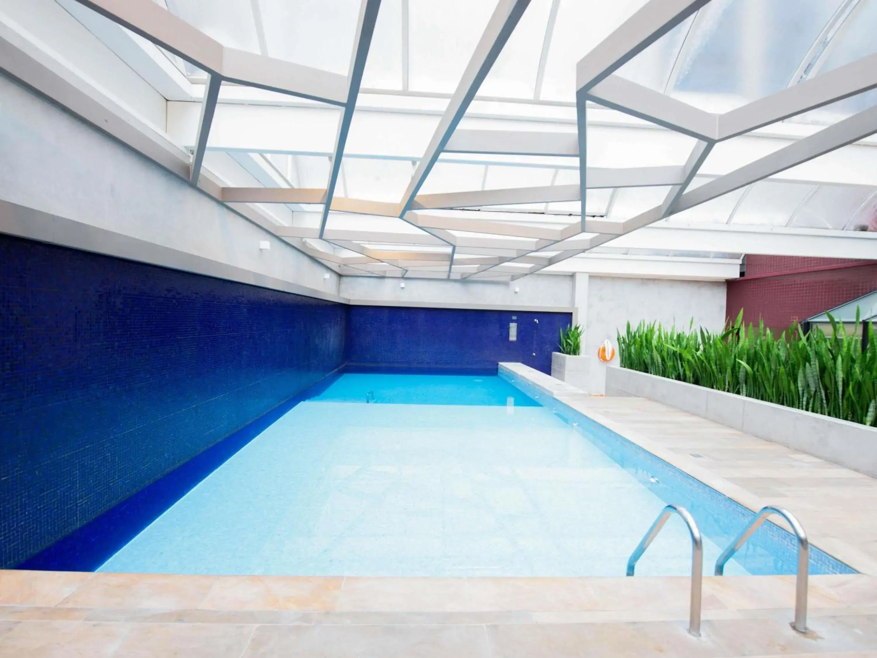 Pool view in Mercure Curitiba Batel Pool view in Mercure Curitiba Batel