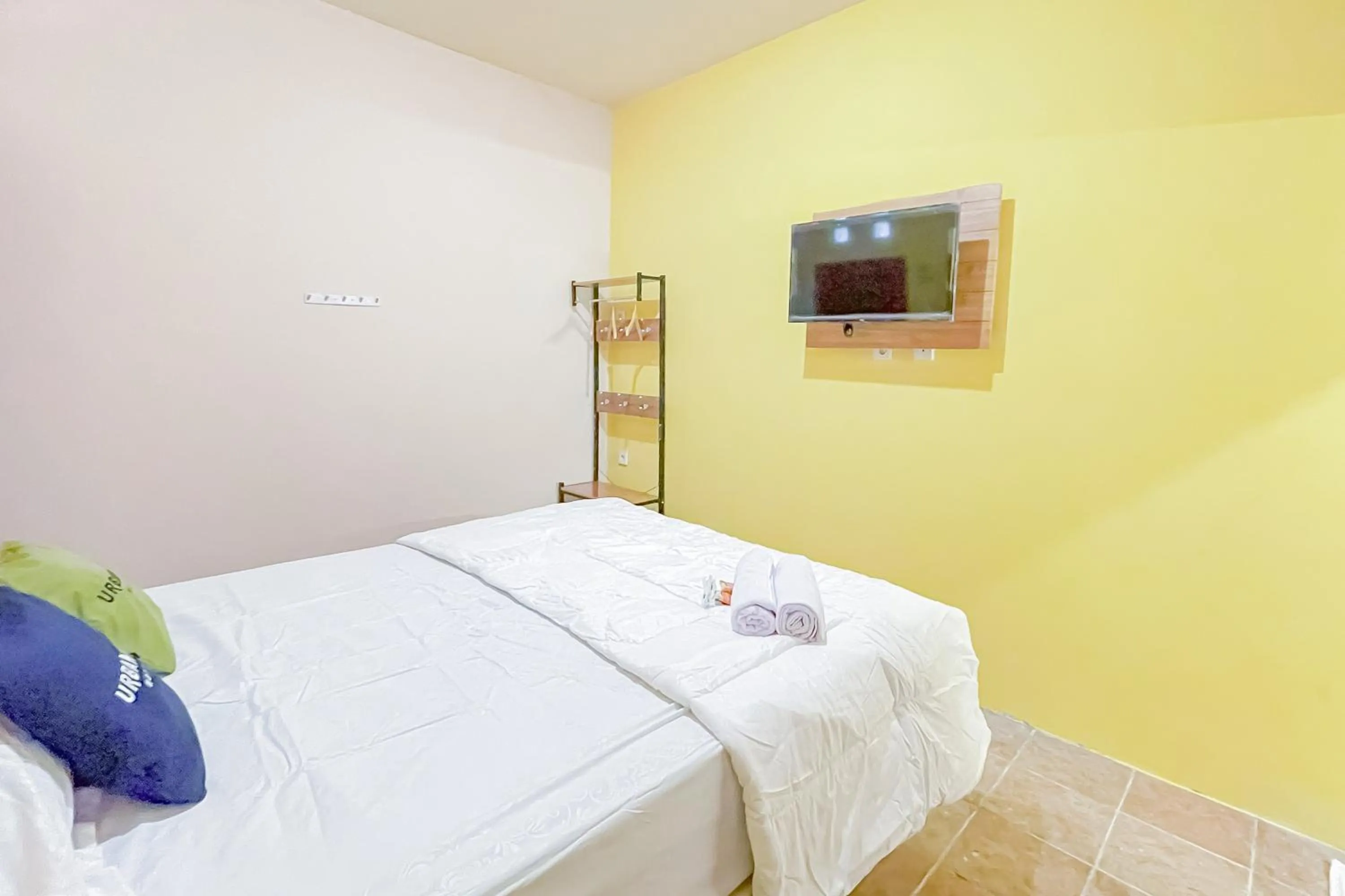 Bedroom, Bed in Urbanview Hotel Sany Cirebon