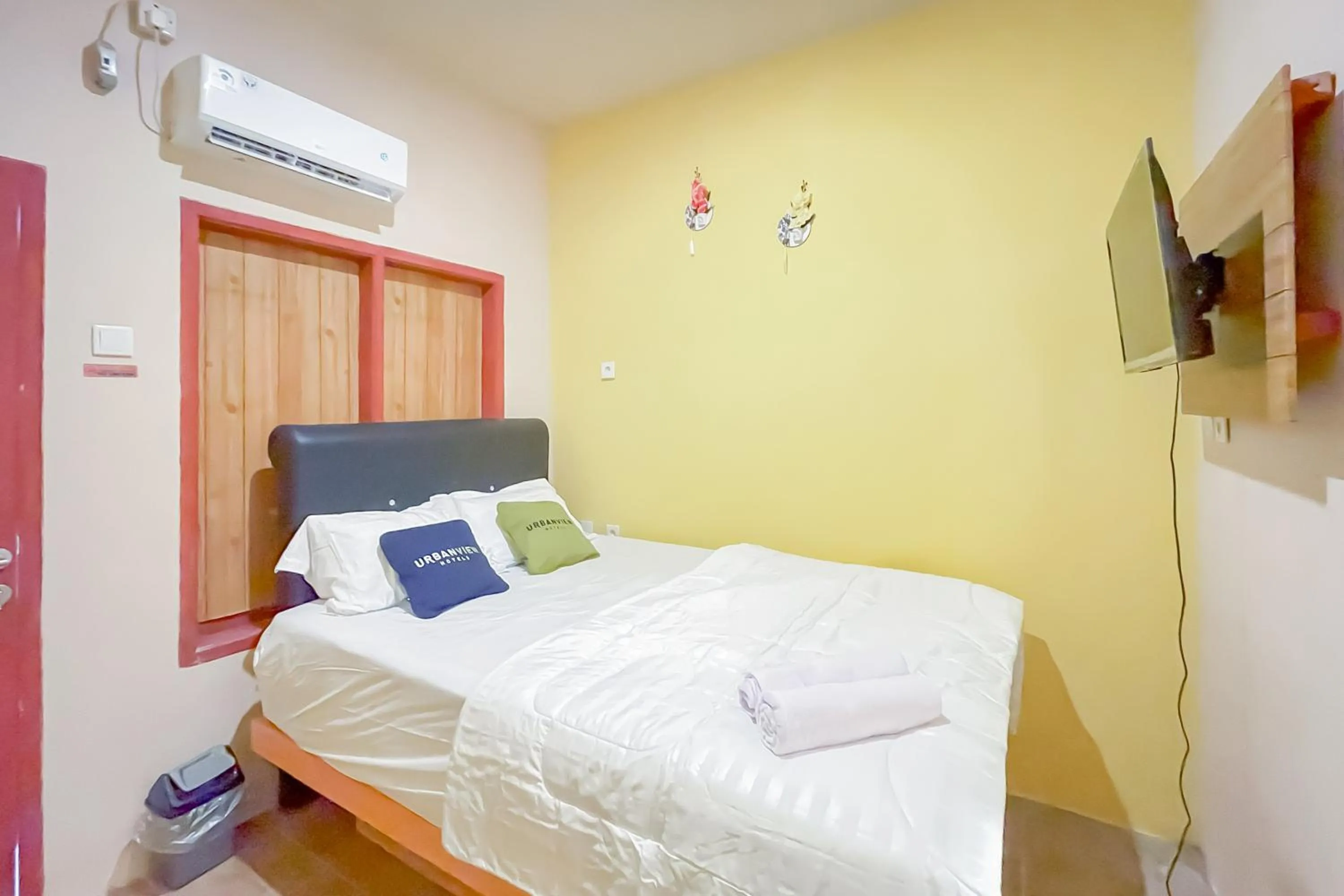 Bedroom, Bed in Urbanview Hotel Sany Cirebon