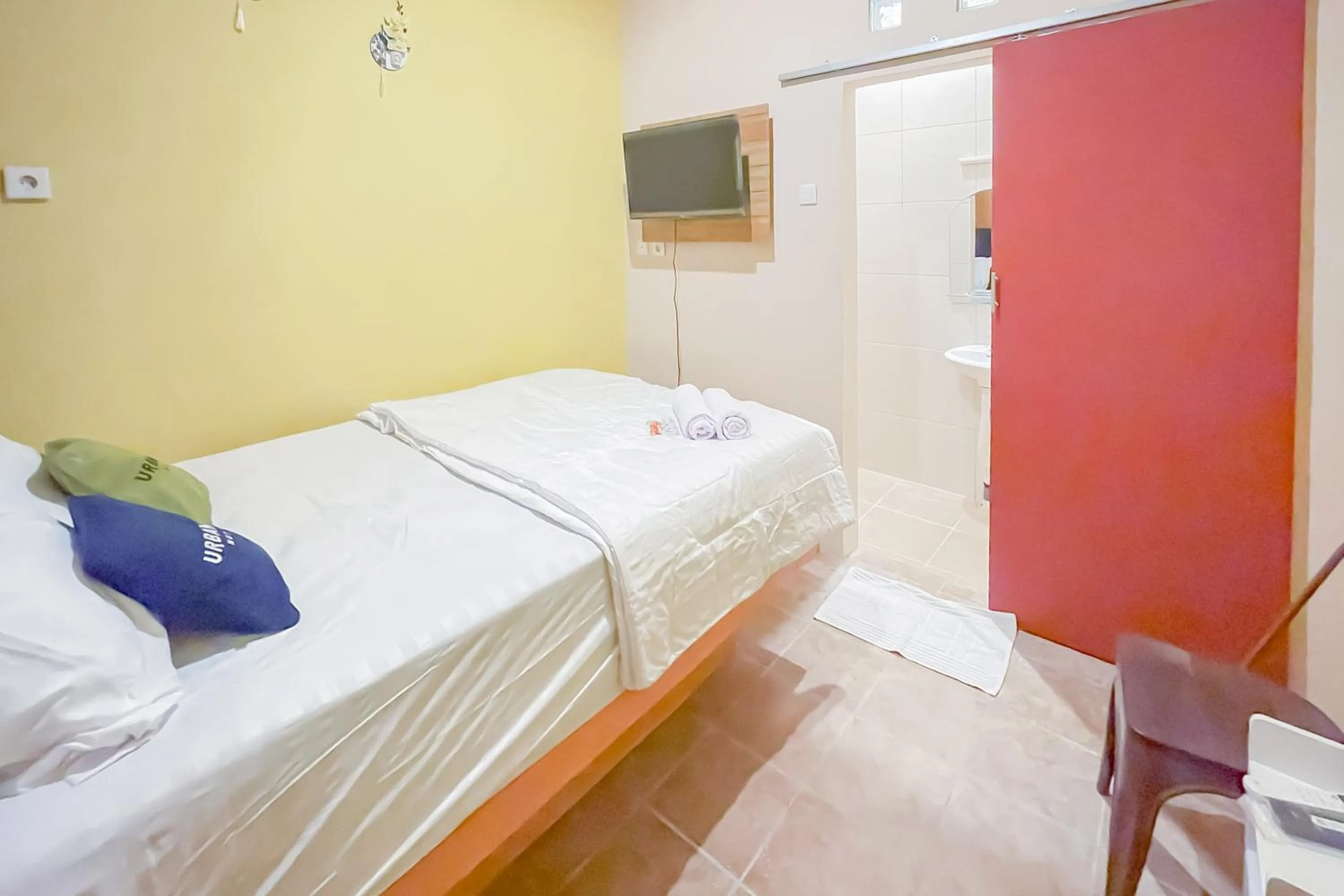 Bedroom, Bed in Urbanview Hotel Sany Cirebon