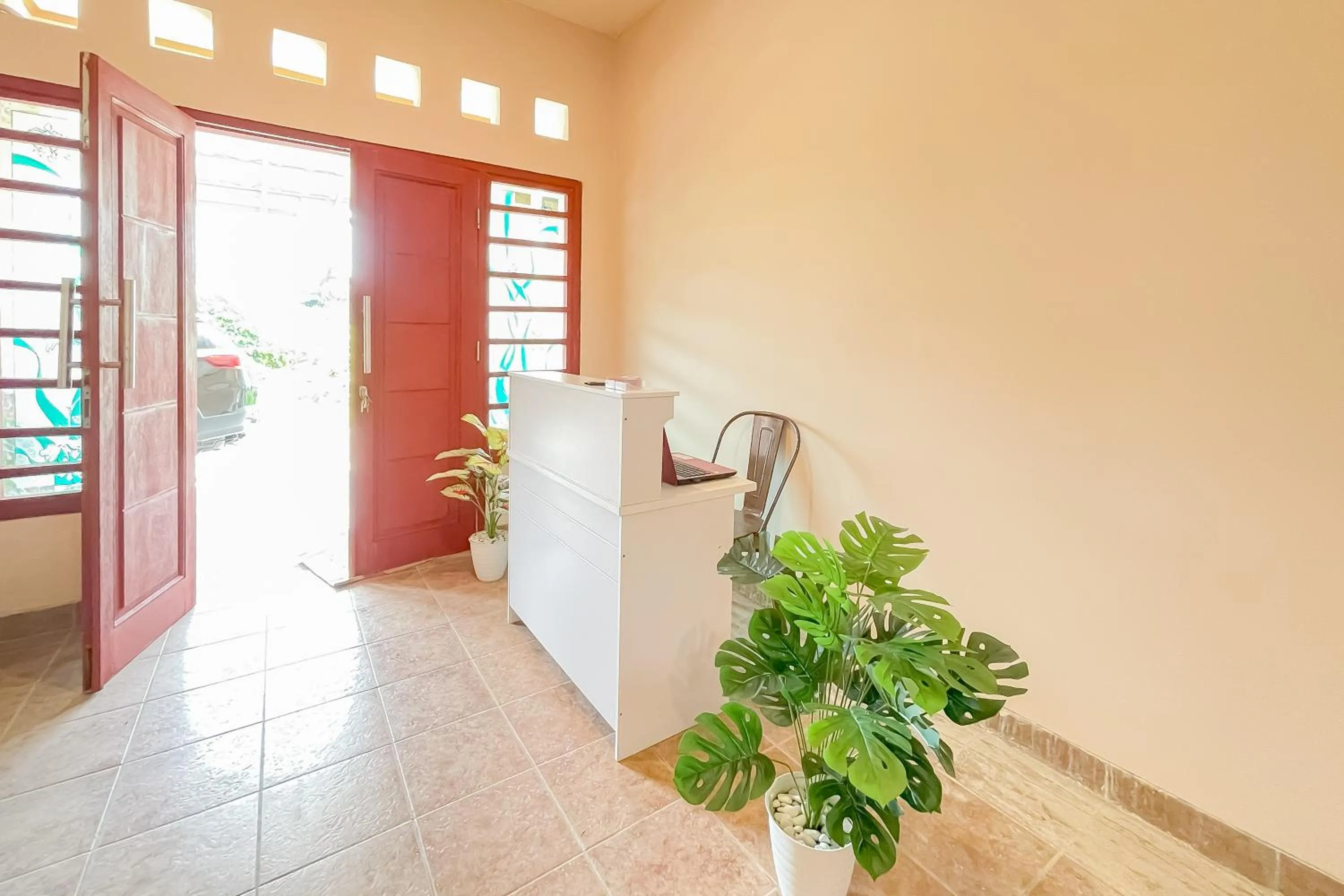 Lobby or reception in Urbanview Hotel Sany Cirebon