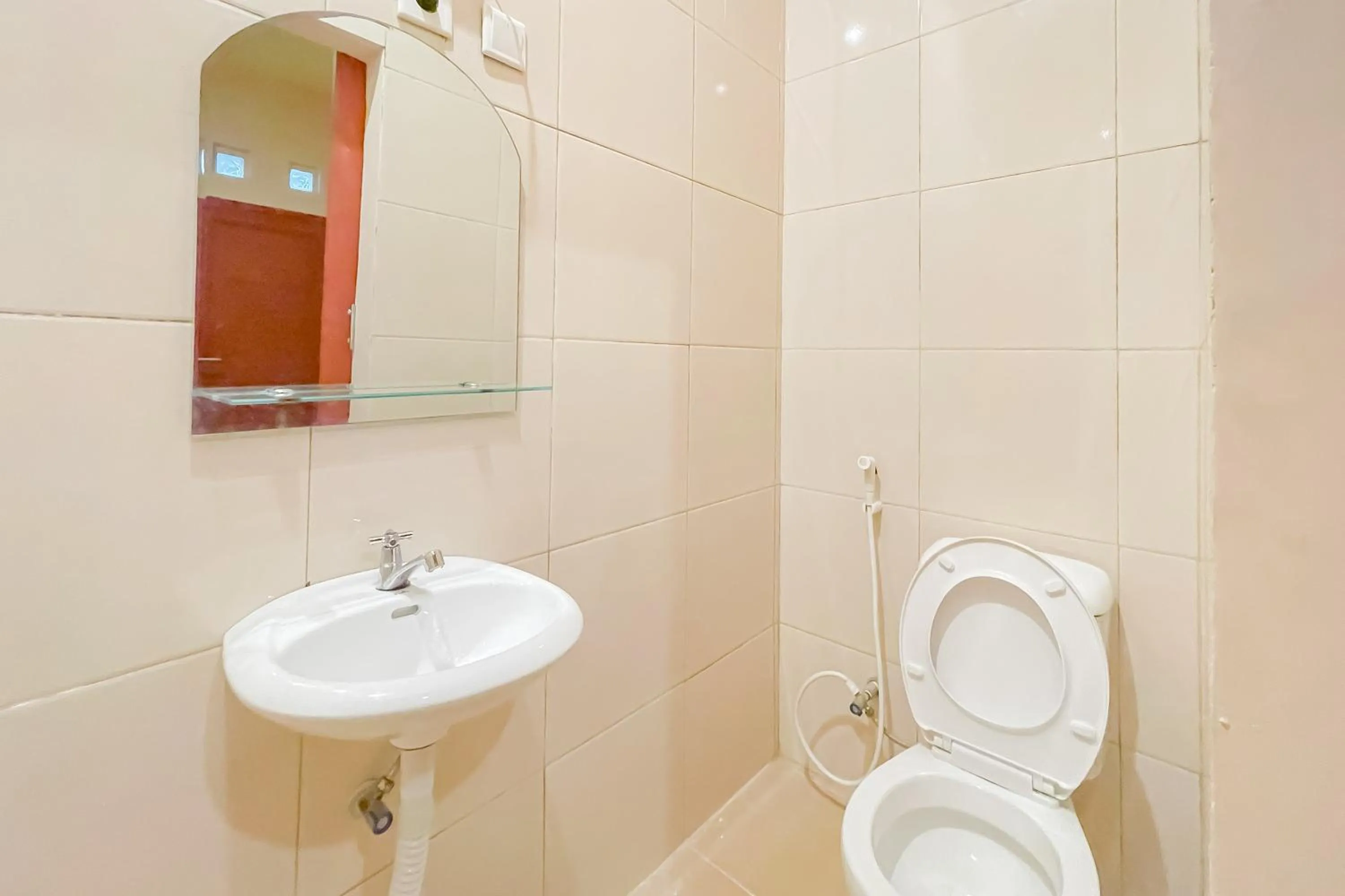 Bathroom in Urbanview Hotel Sany Cirebon