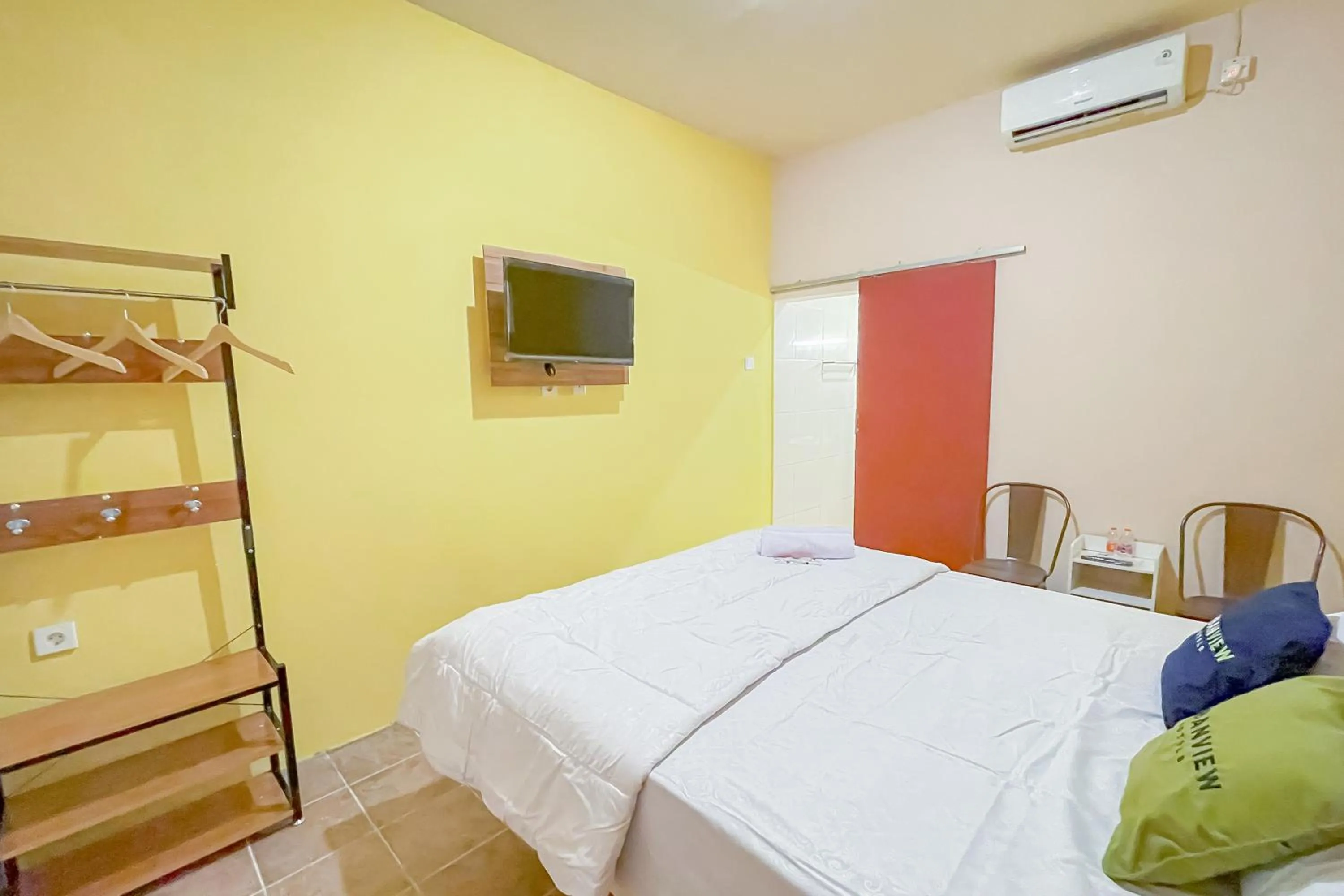 Bedroom, Bed in Urbanview Hotel Sany Cirebon