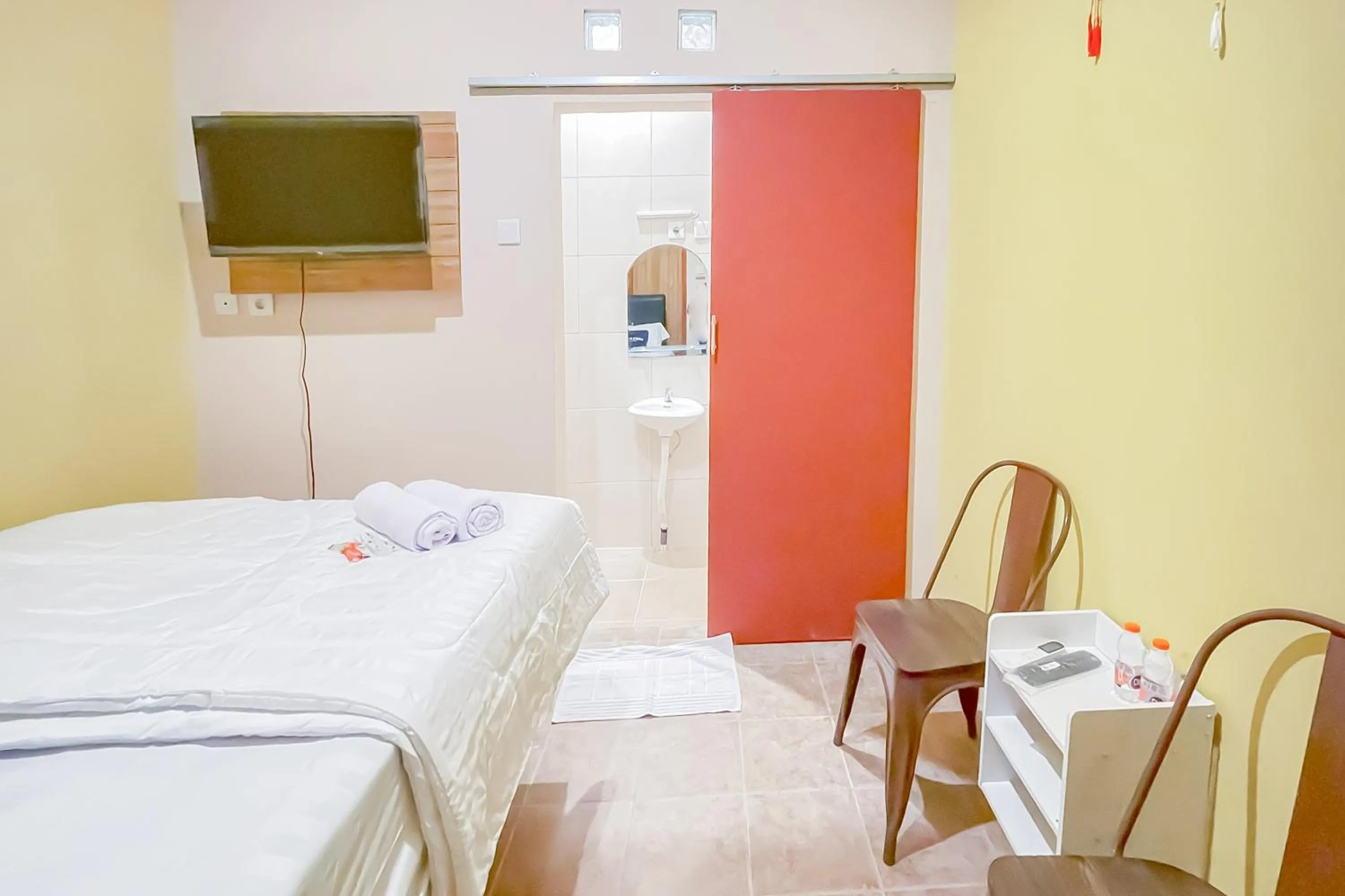 Bedroom, Bed in Urbanview Hotel Sany Cirebon