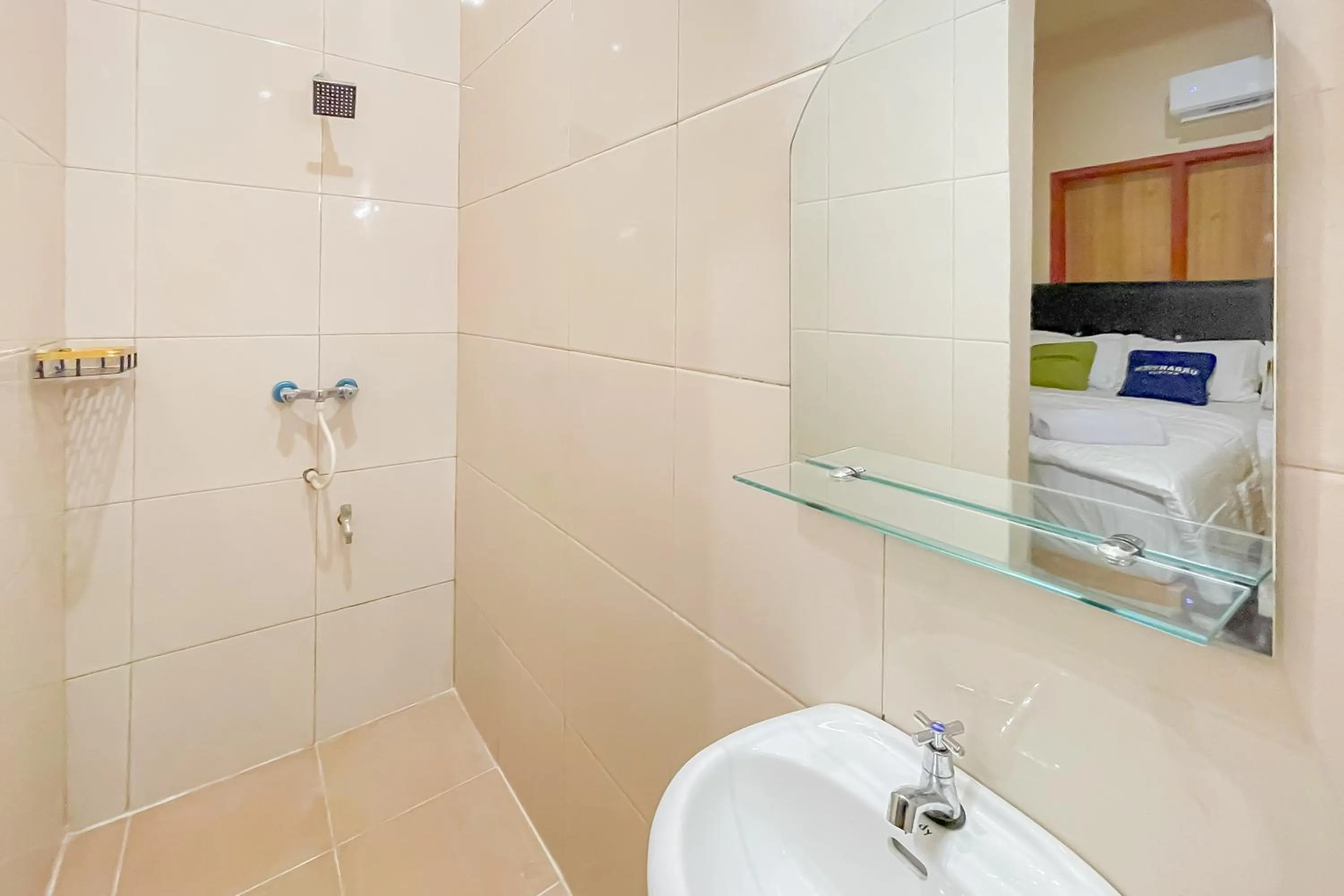 Bathroom in Urbanview Hotel Sany Cirebon