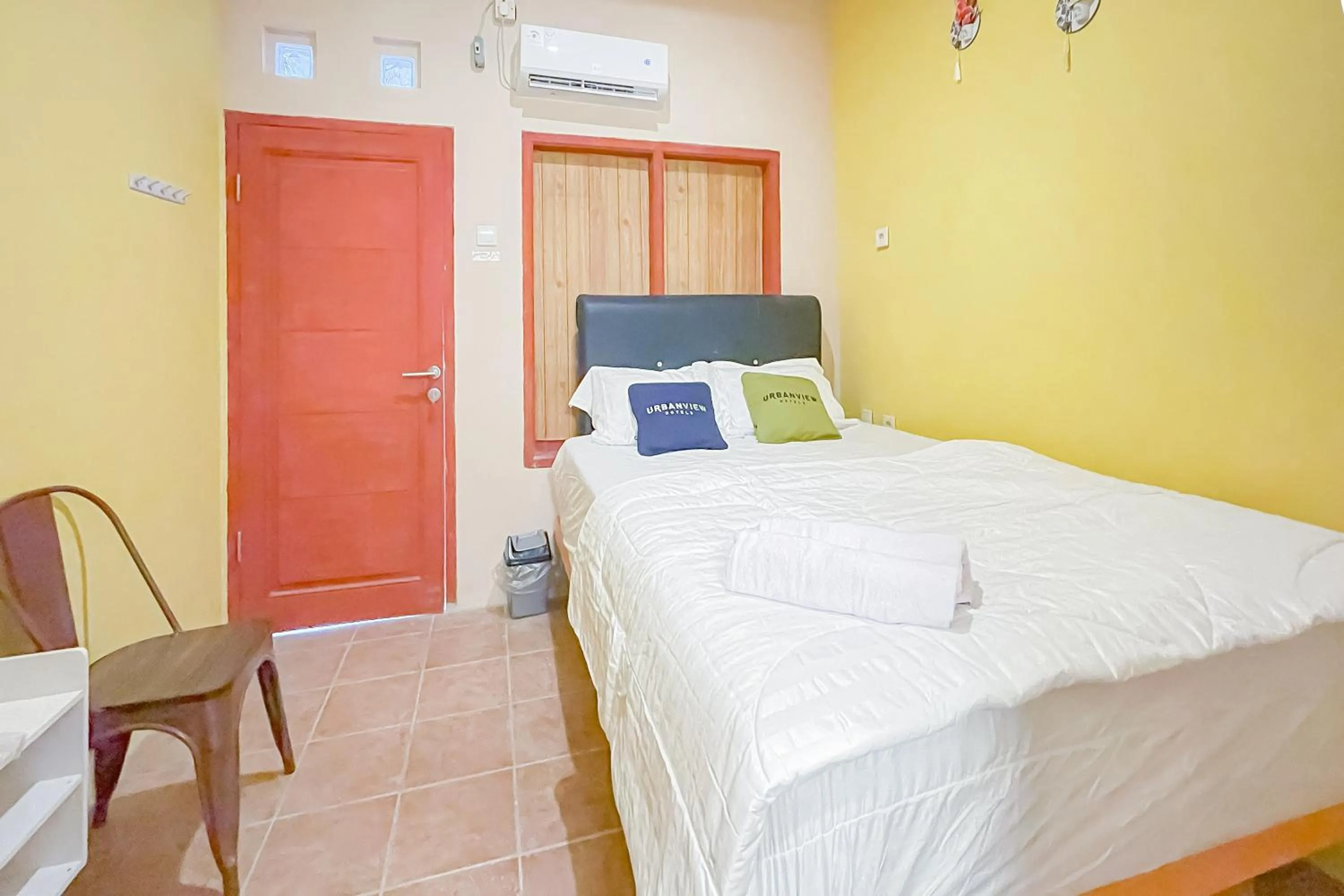 Bedroom, Bed in Urbanview Hotel Sany Cirebon