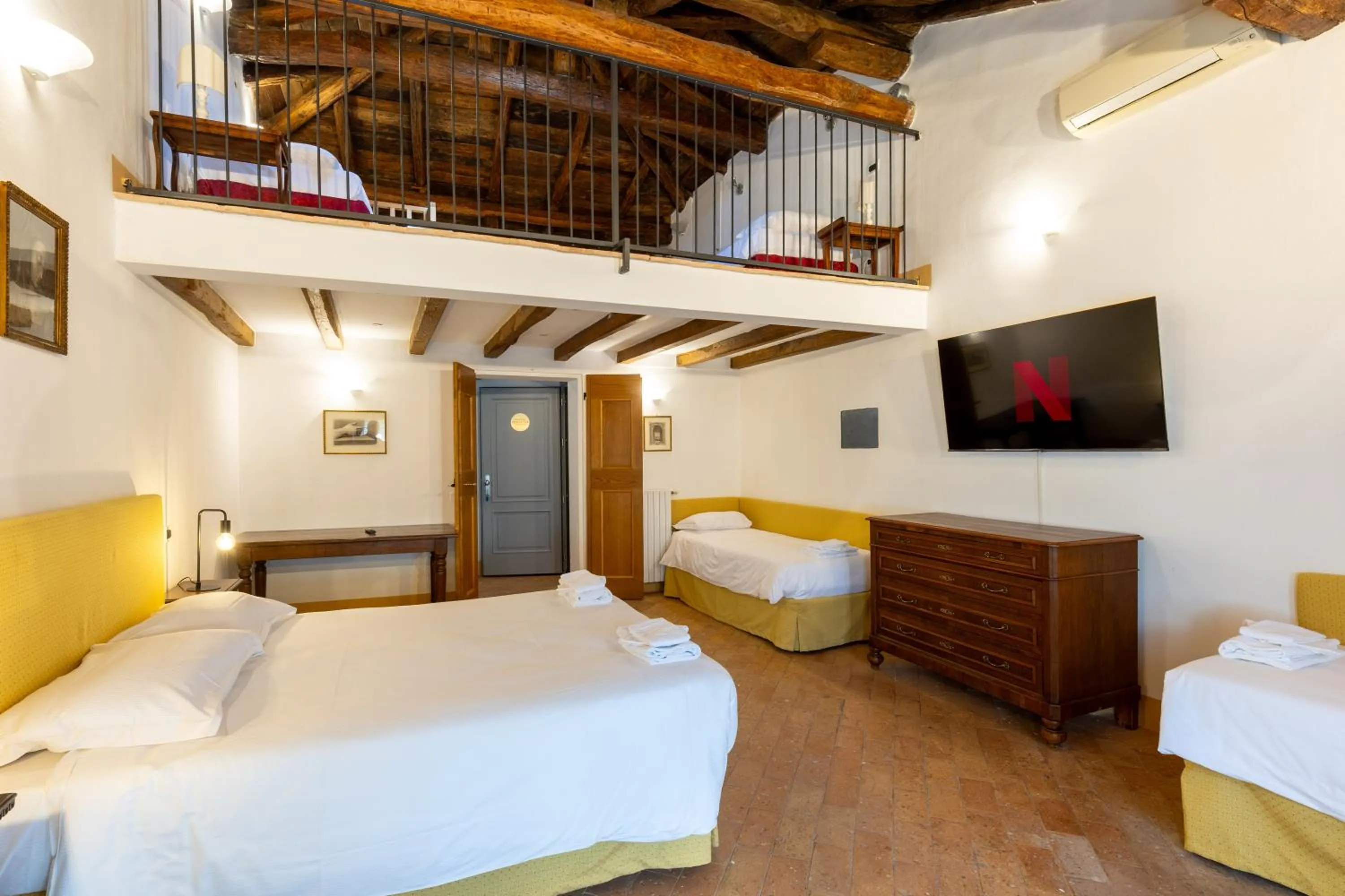 Bed in BolognaRoomscom - Ca' Palazzo