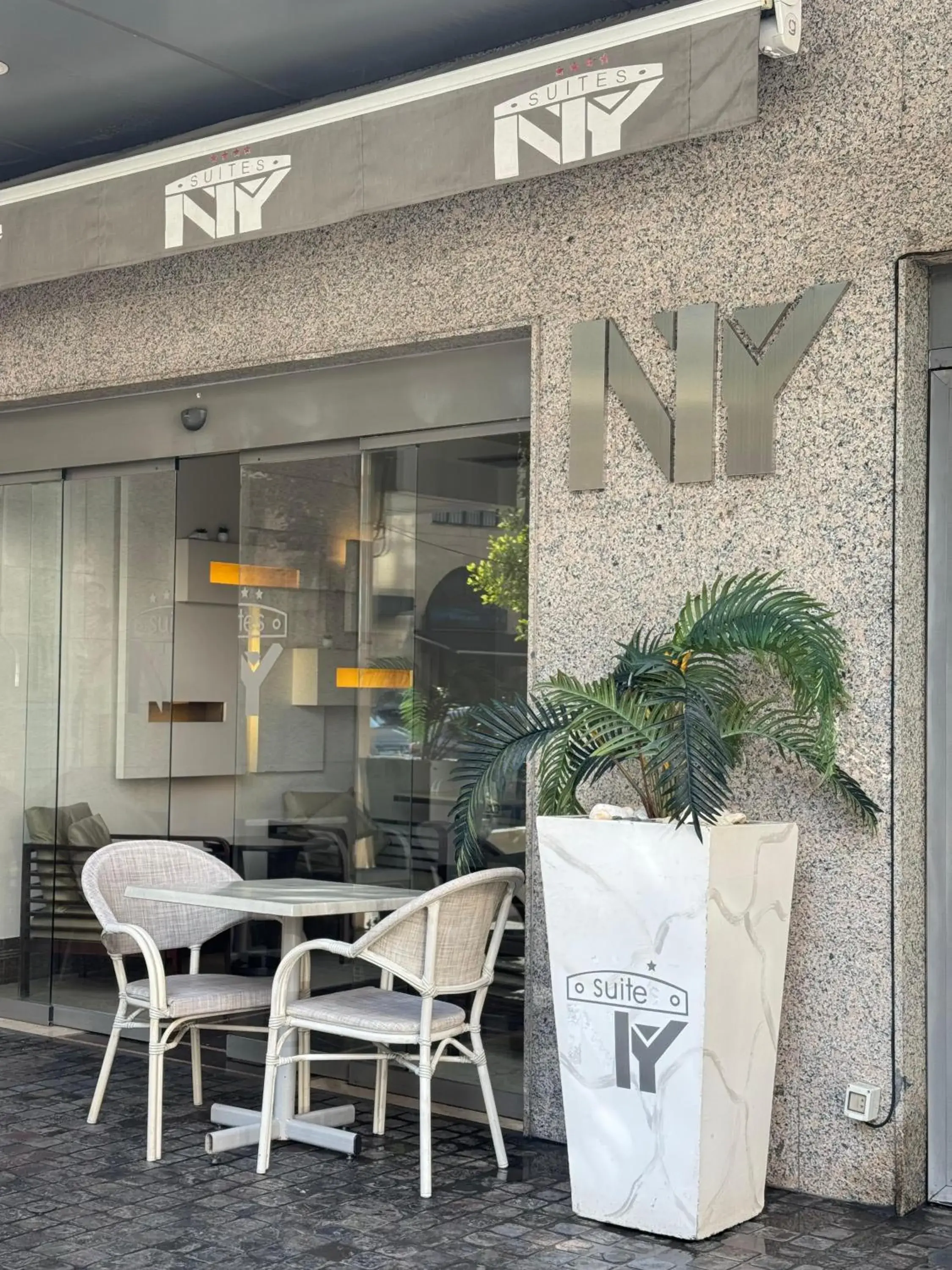 Restaurant/places to eat in Ny Suites Restaurant/places to eat in Ny Suites