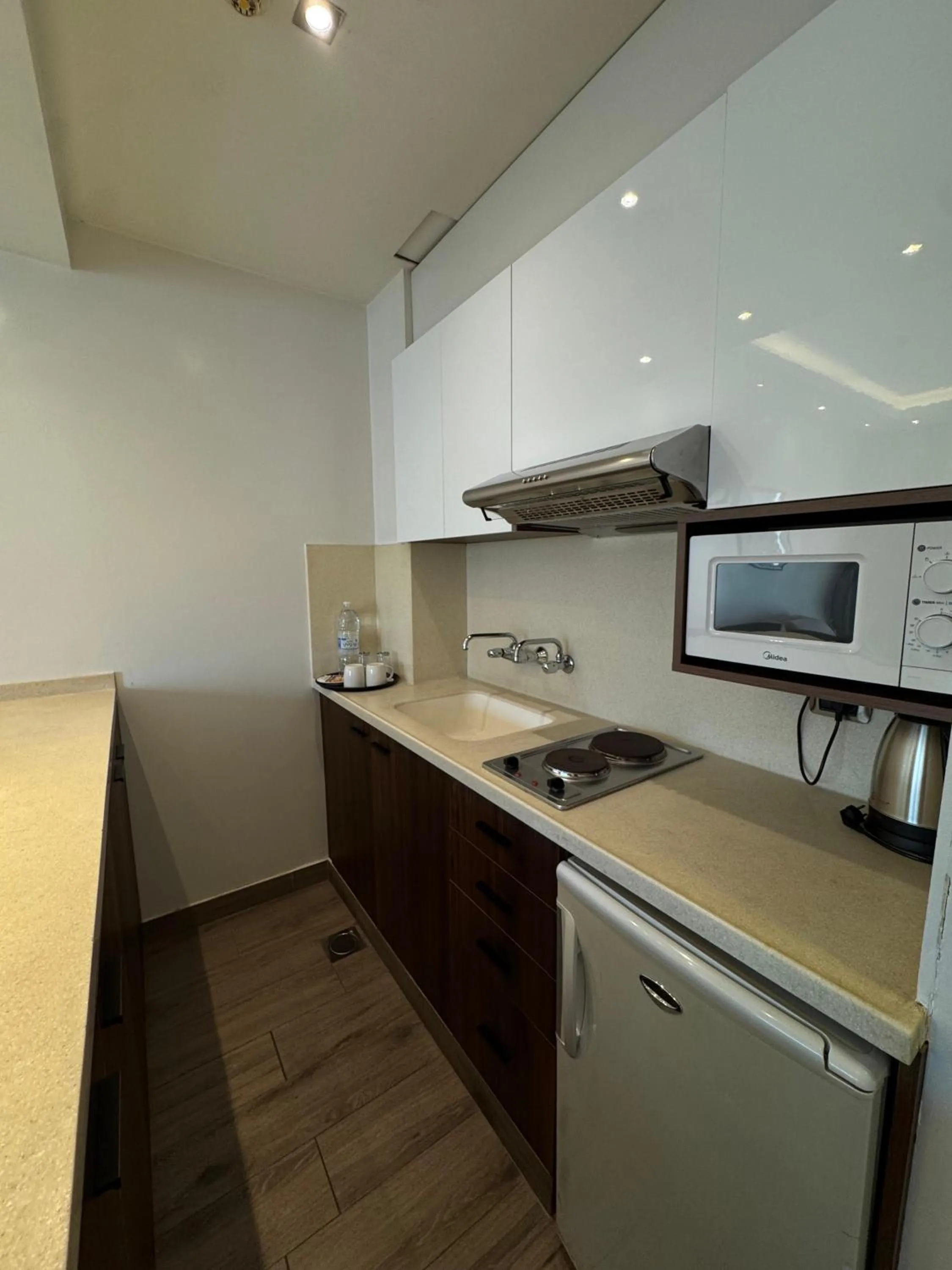 kitchen in Ny Suites