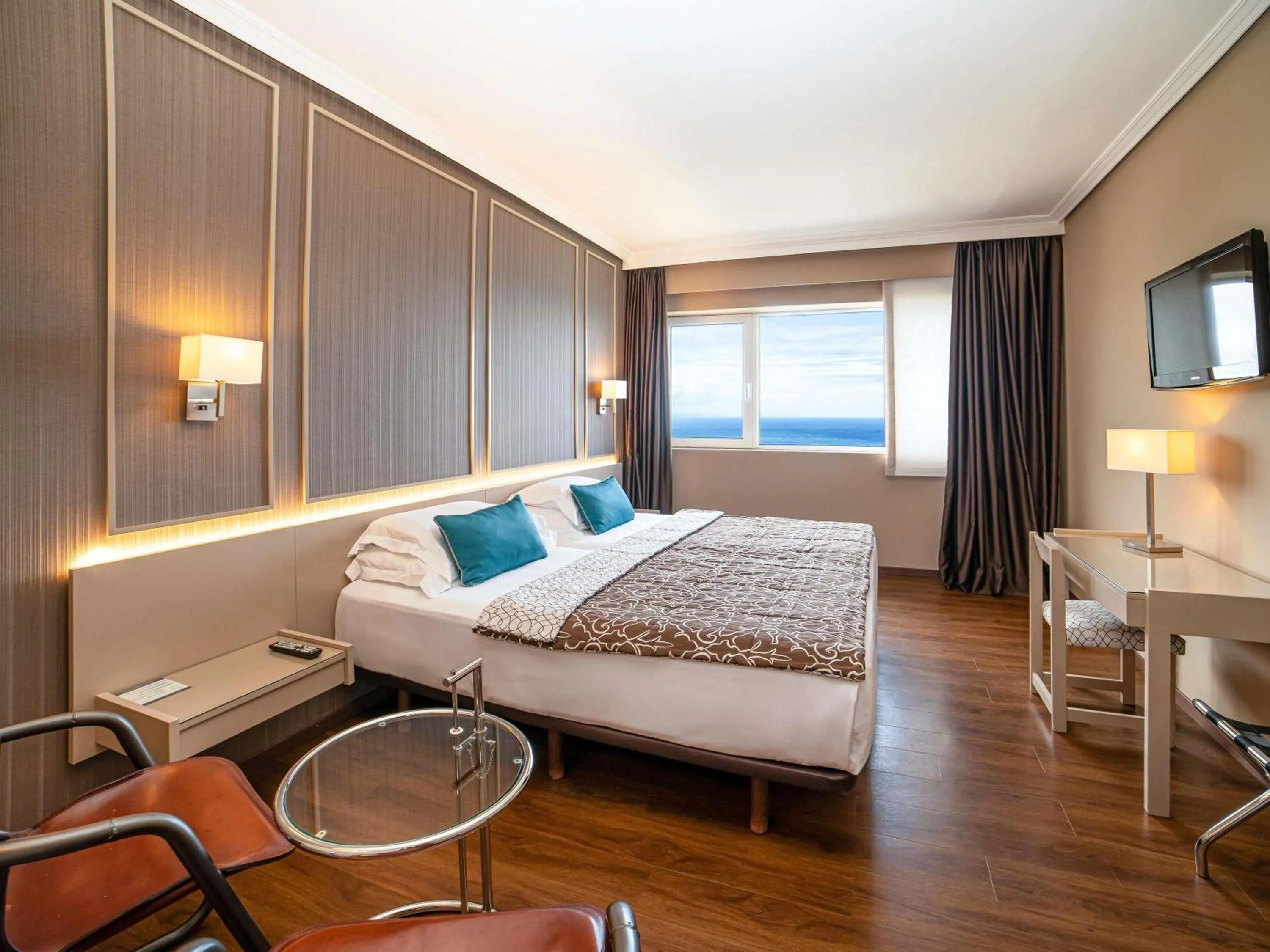 Bedroom, Bed in Mercure Monte Igueldo