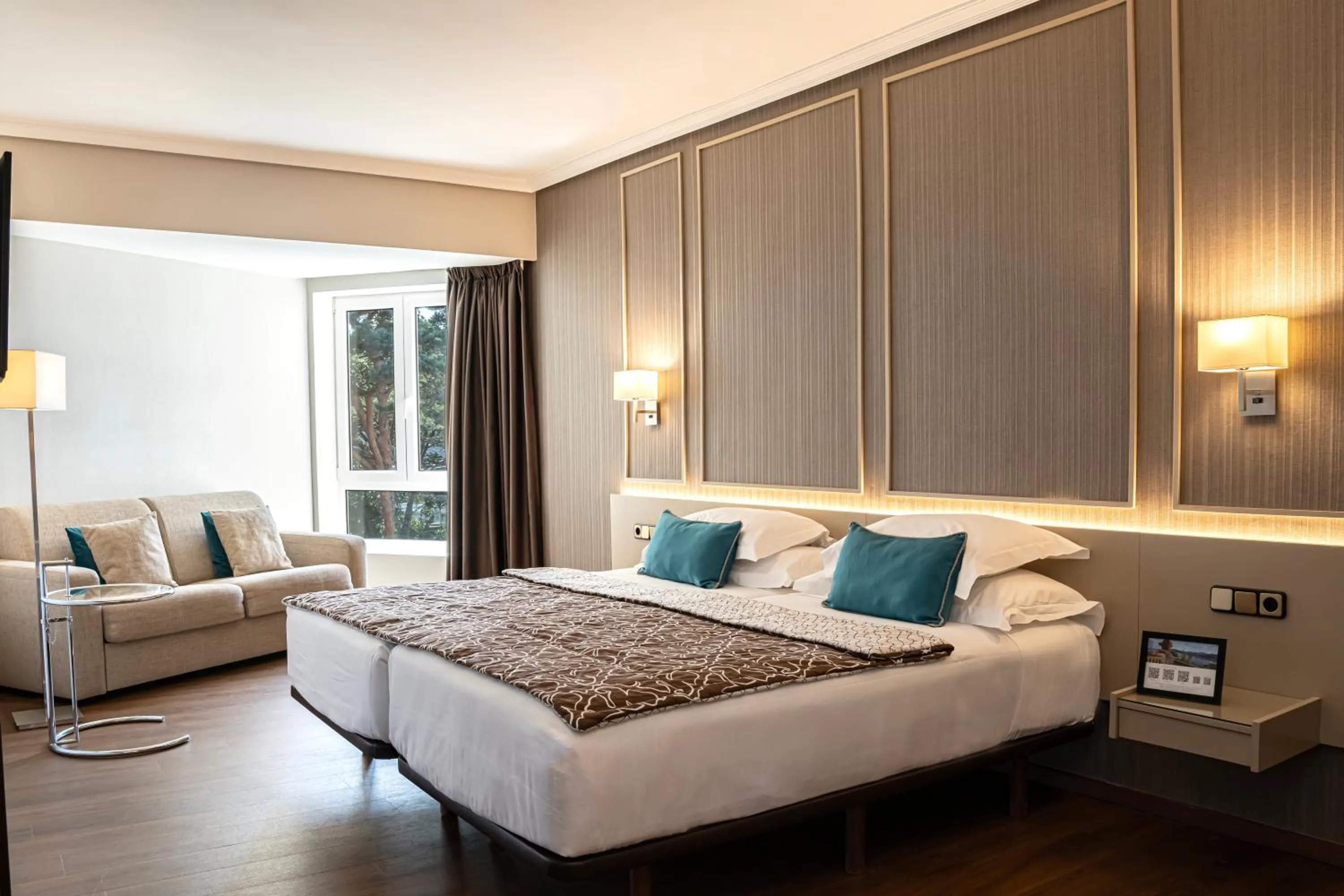 Photo of the whole room, Bed in Mercure Monte Igueldo