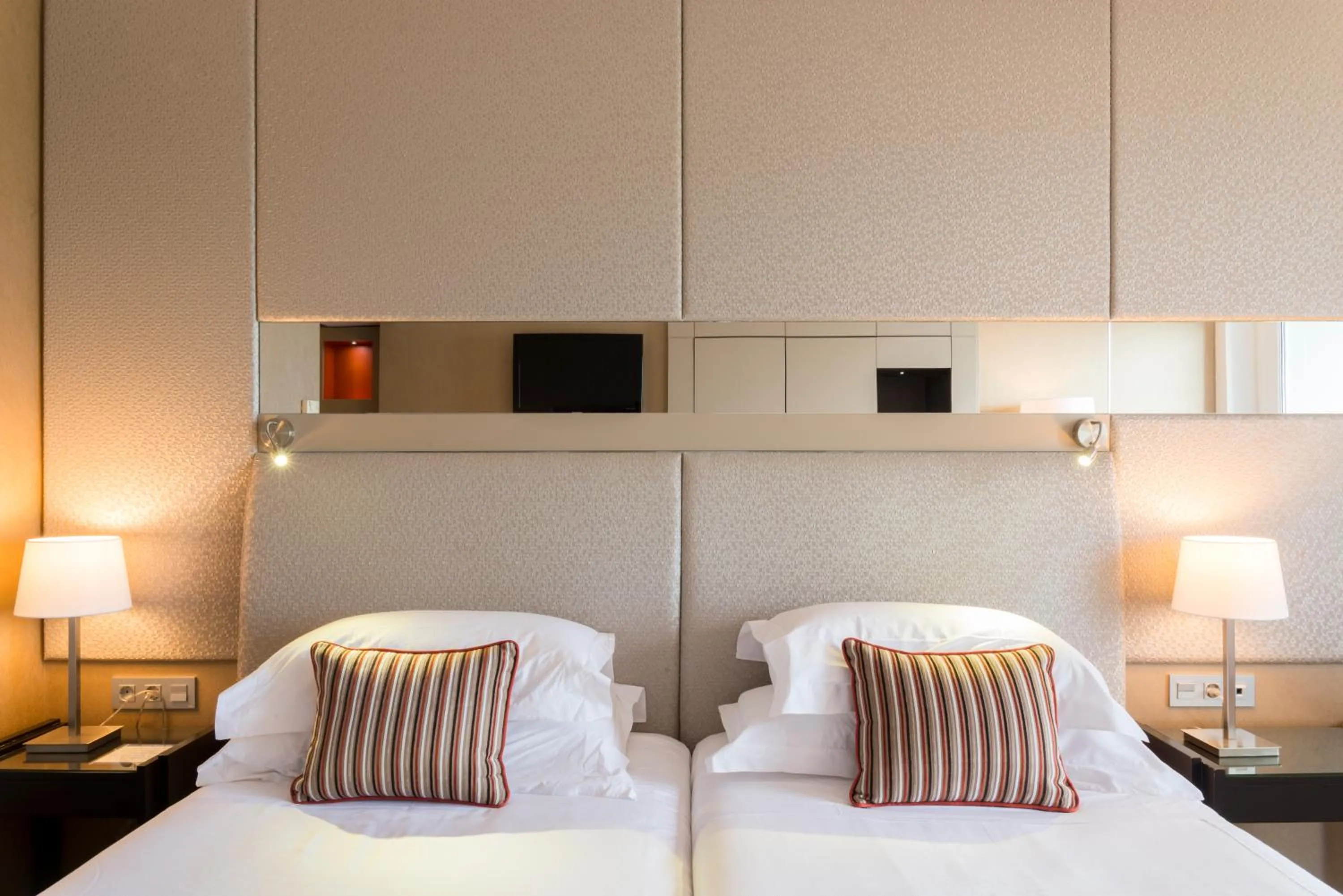 Photo of the whole room, Bed in Mercure Monte Igueldo