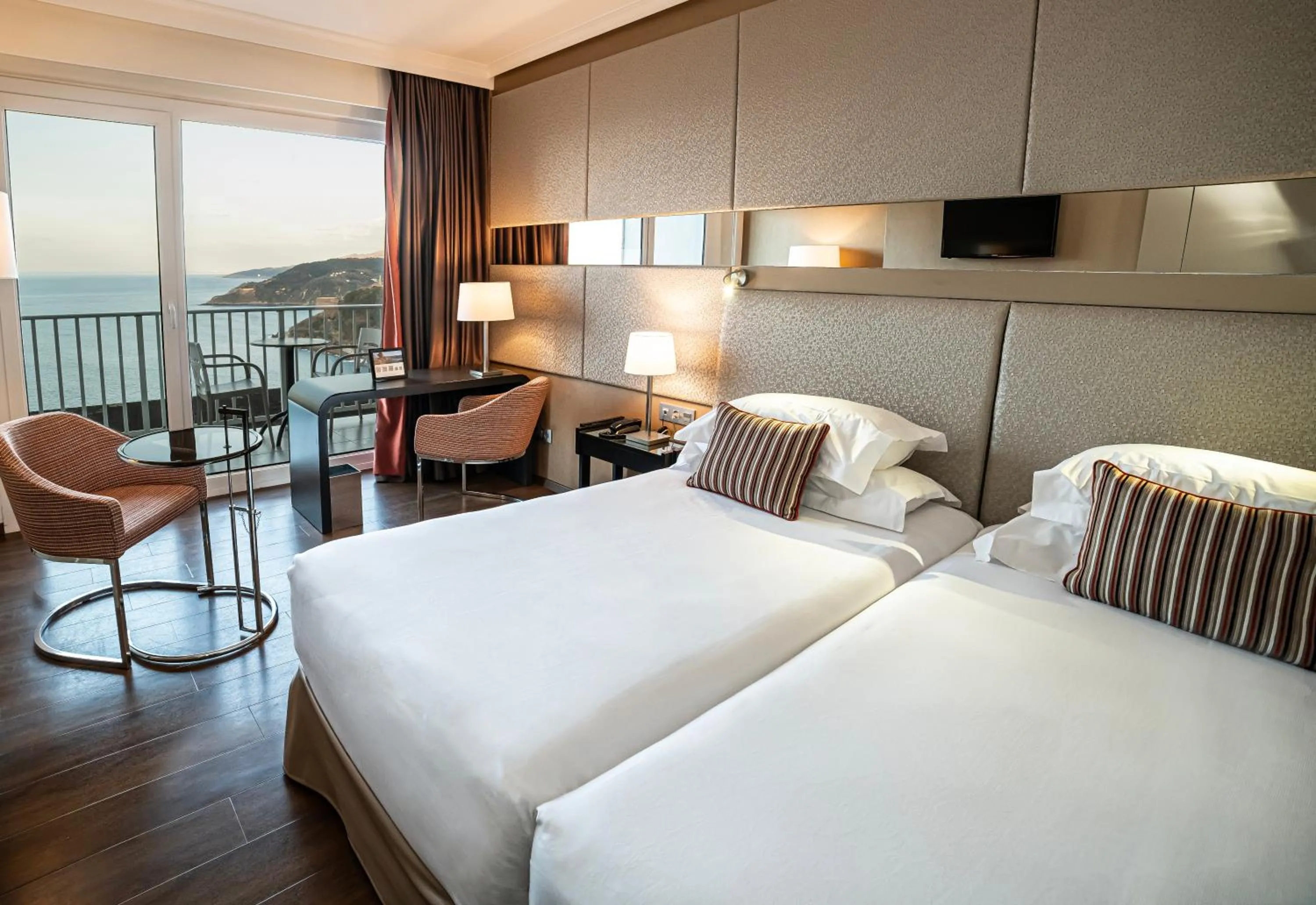 Photo of the whole room, Bed in Mercure Monte Igueldo