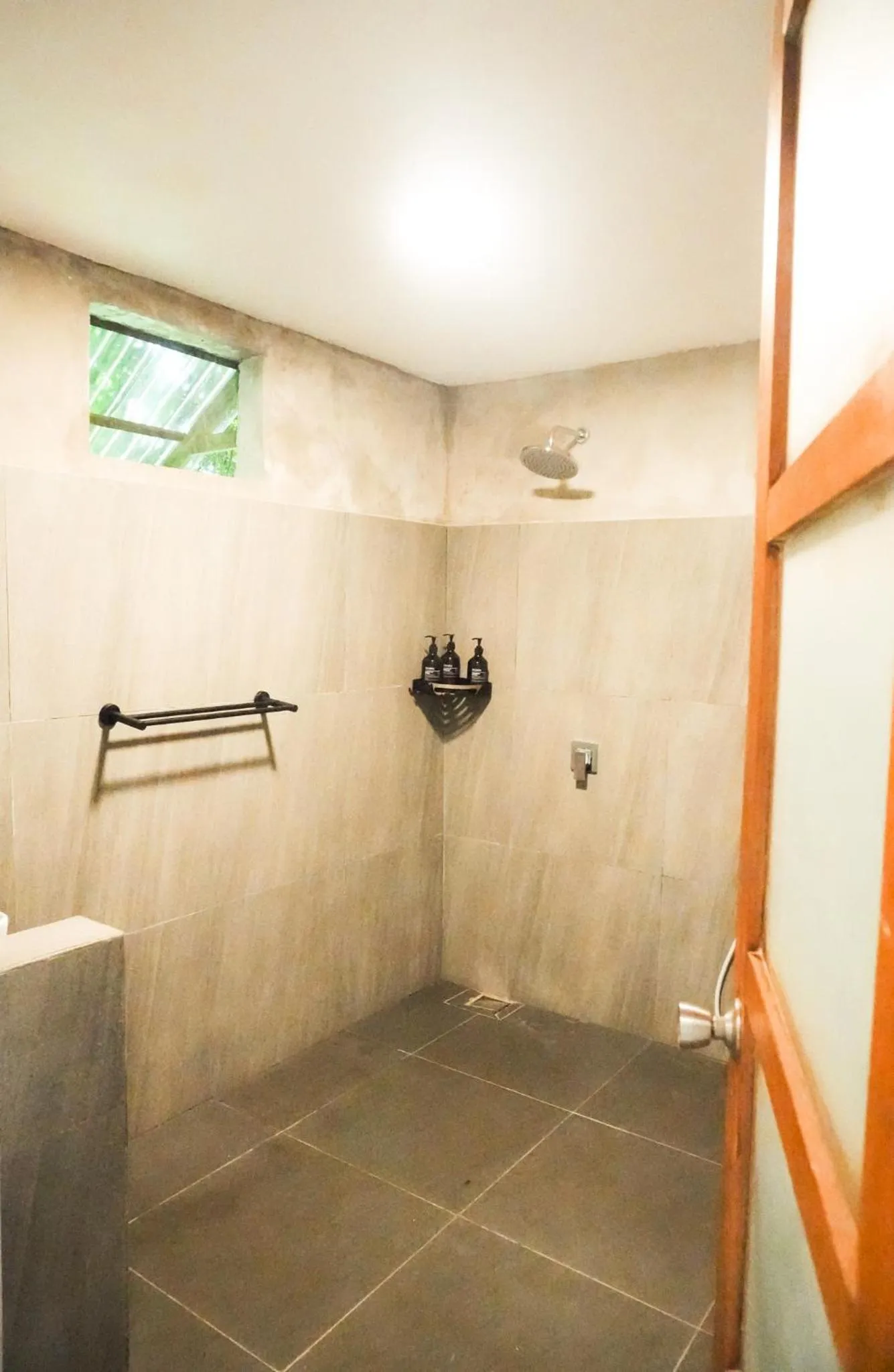 Shower in Olo Surf Nature