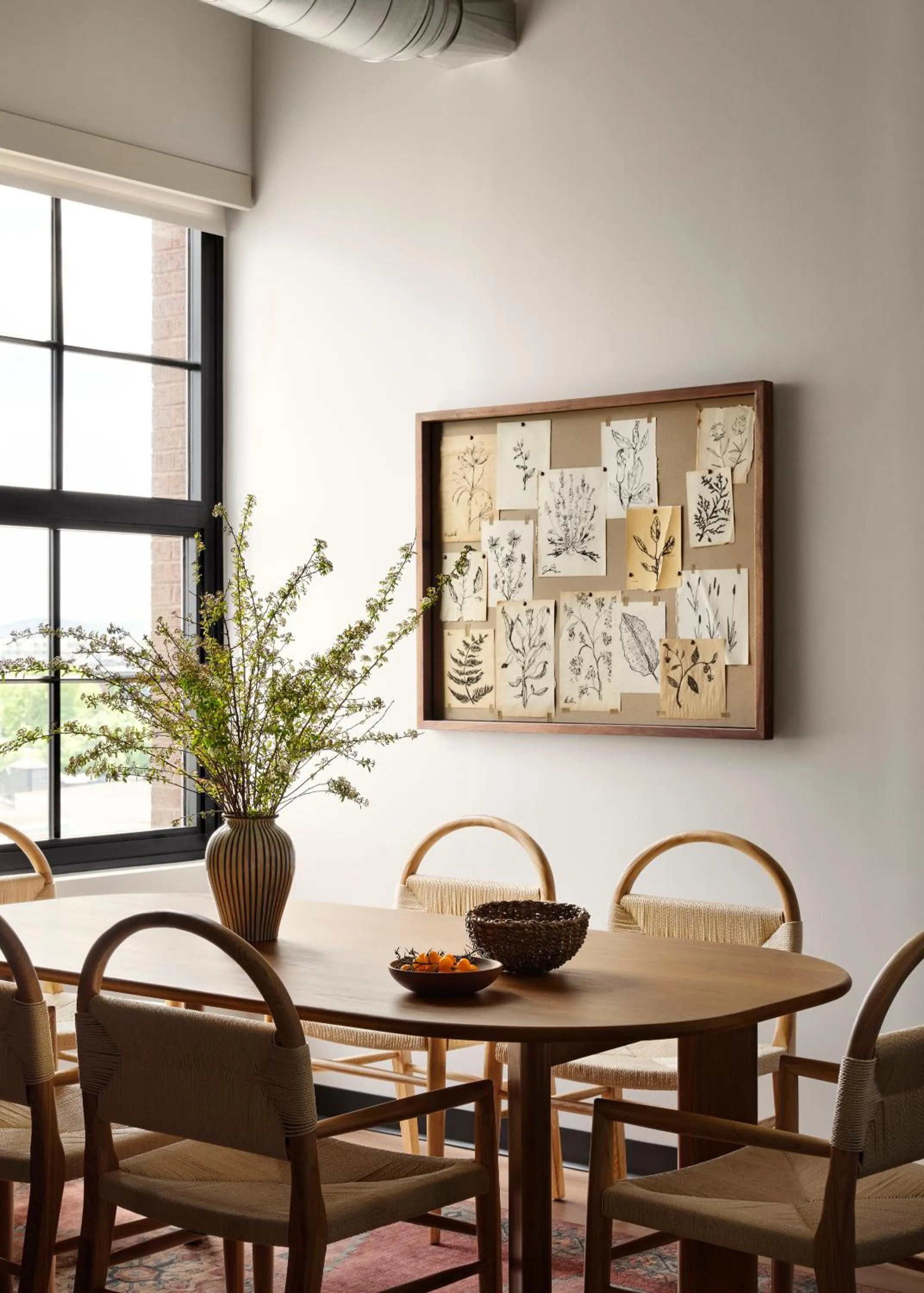 Dining area in Memoir Wedgewood Houston