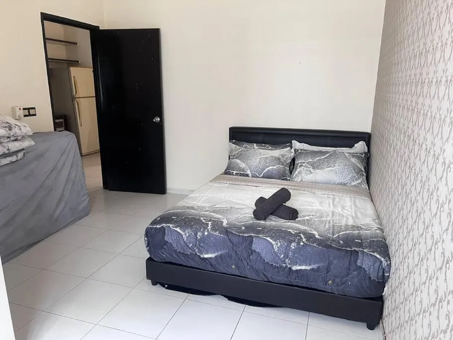 Bed in Lovely Homestay Austin Setia Indah 911